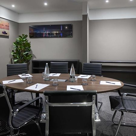 Doubletree By Hilton Dartford Bridge Hotell Exteriör bild