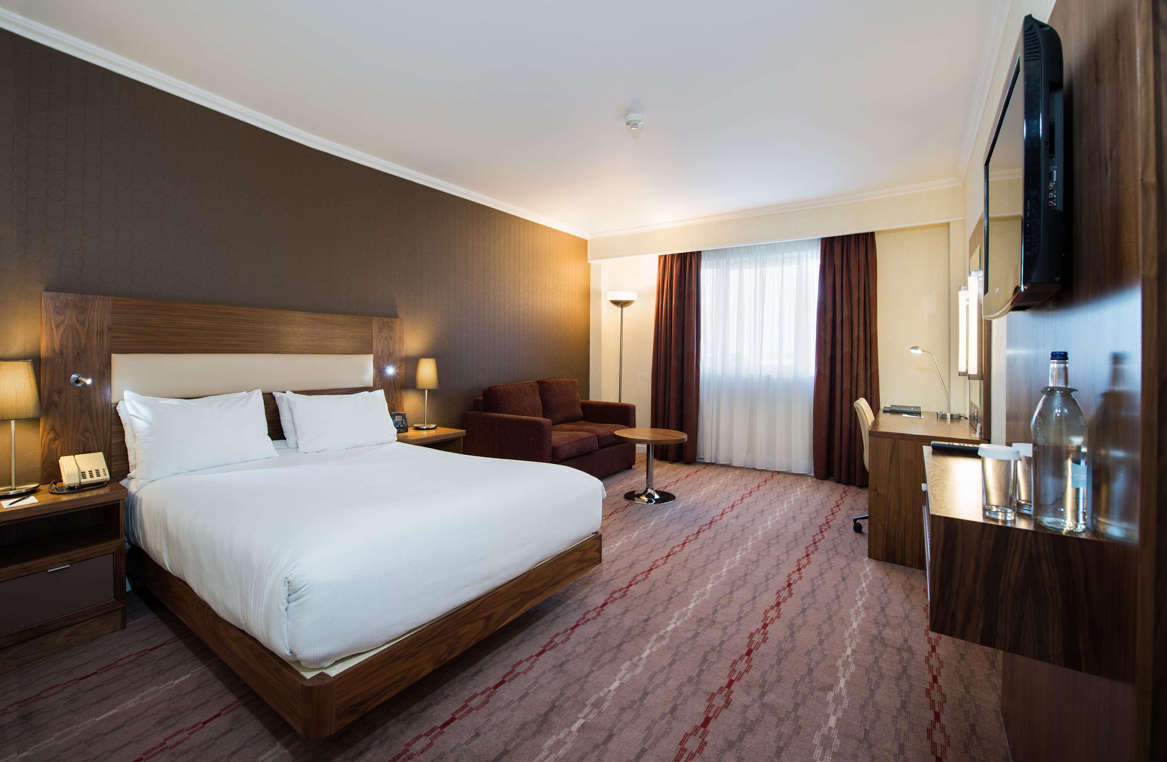 Doubletree By Hilton Dartford Bridge Hotell Exteriör bild
