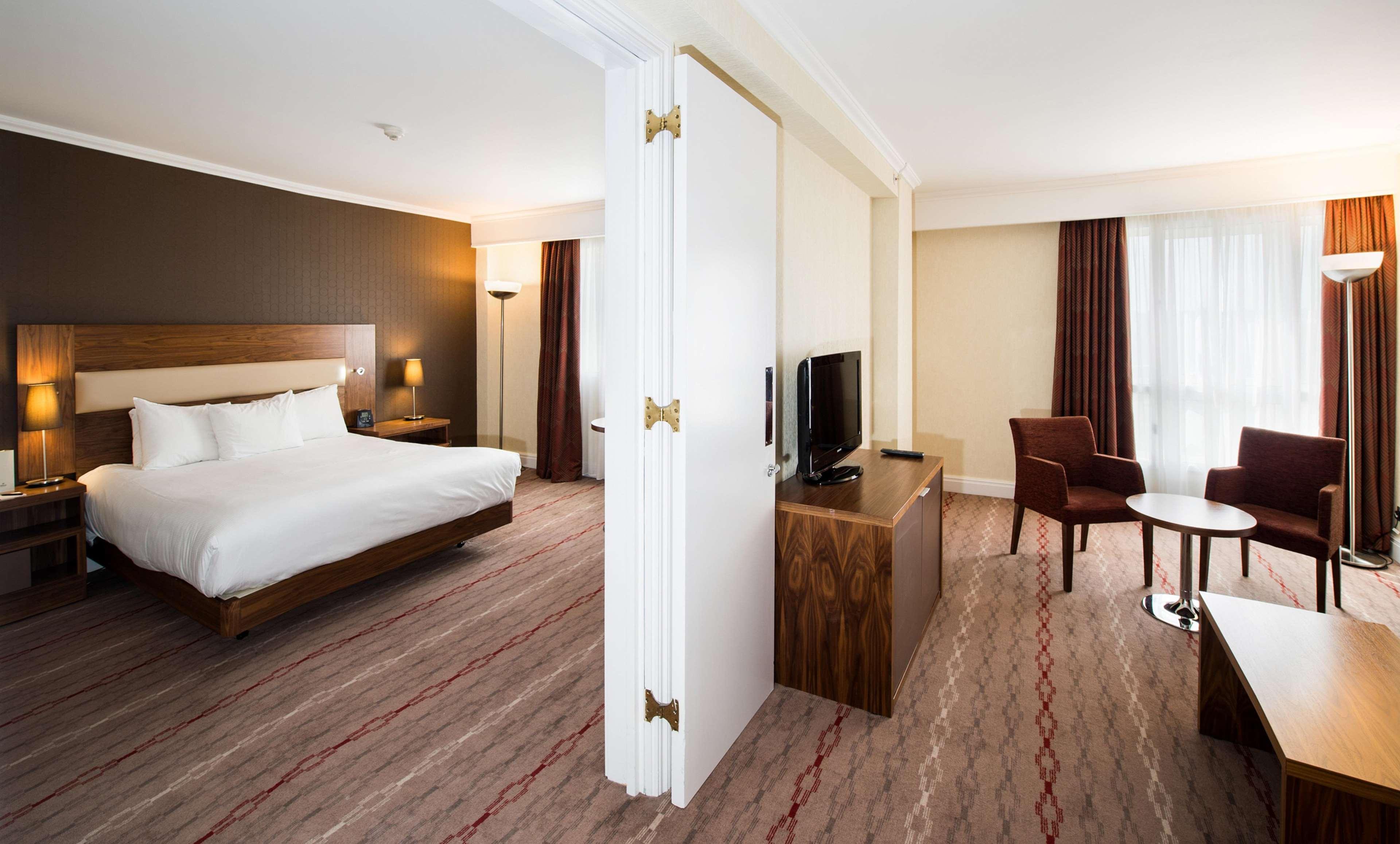 Doubletree By Hilton Dartford Bridge Hotell Exteriör bild