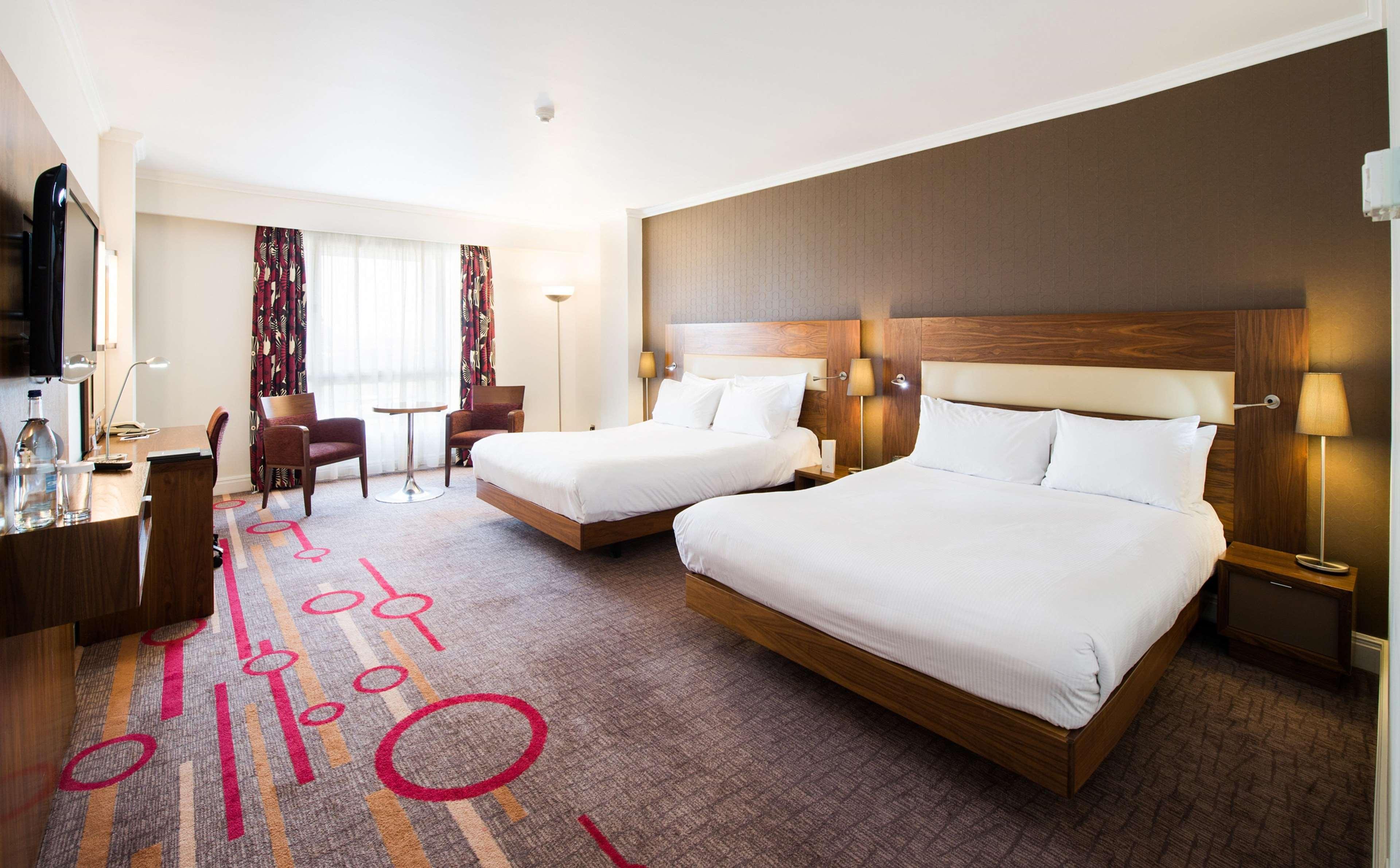 Doubletree By Hilton Dartford Bridge Hotell Exteriör bild