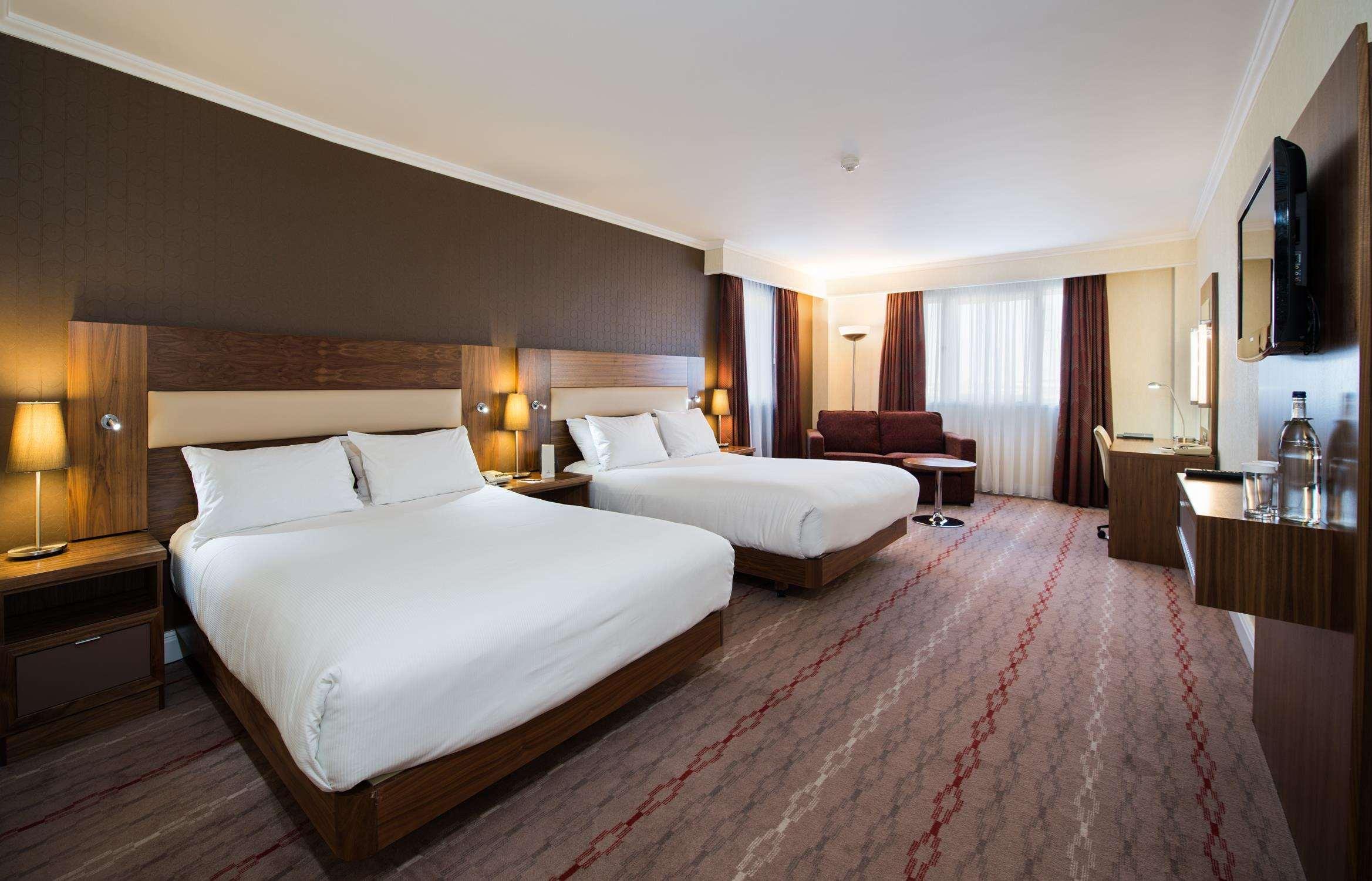 Doubletree By Hilton Dartford Bridge Hotell Exteriör bild