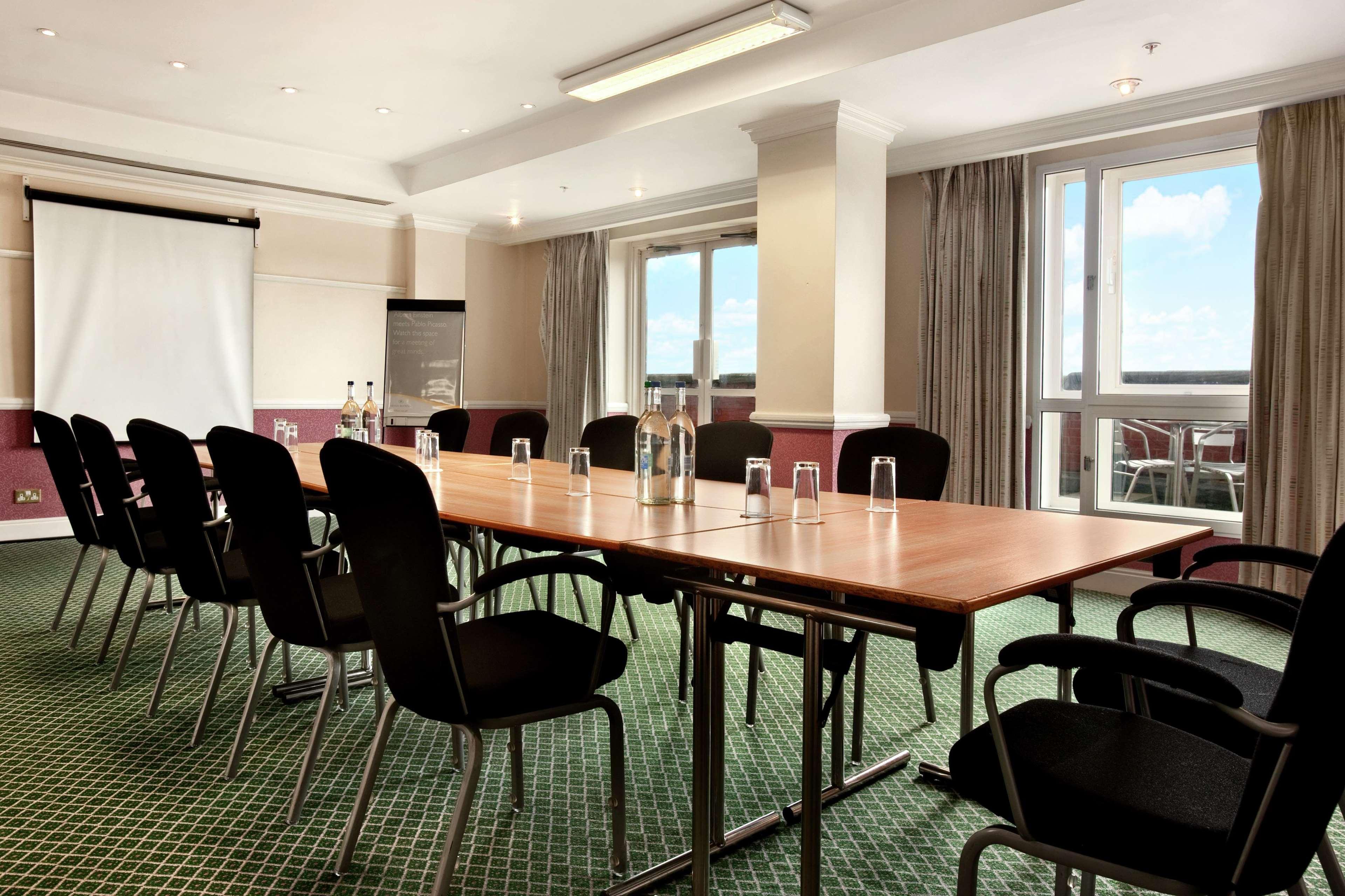 Doubletree By Hilton Dartford Bridge Hotell Exteriör bild