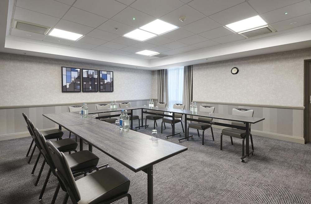 Doubletree By Hilton Dartford Bridge Hotell Exteriör bild