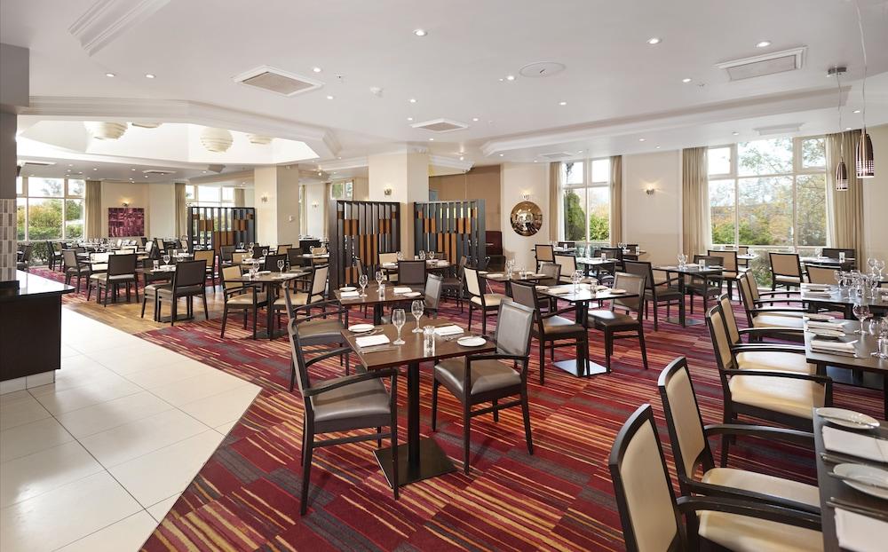 Doubletree By Hilton Dartford Bridge Hotell Exteriör bild