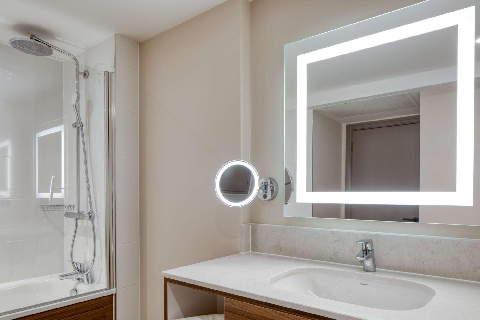 Doubletree By Hilton Dartford Bridge Hotell Exteriör bild