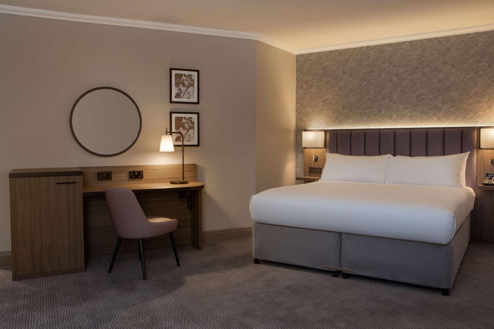 Doubletree By Hilton Dartford Bridge Hotell Exteriör bild