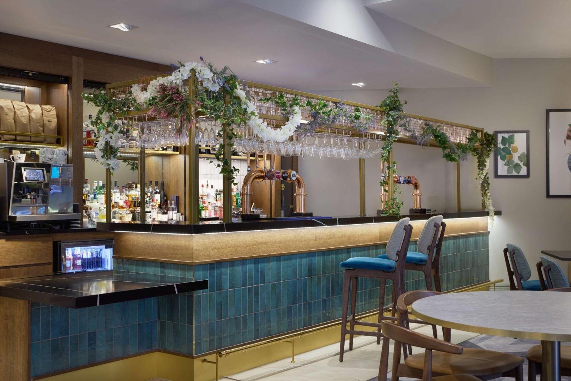 Doubletree By Hilton Dartford Bridge Hotell Exteriör bild
