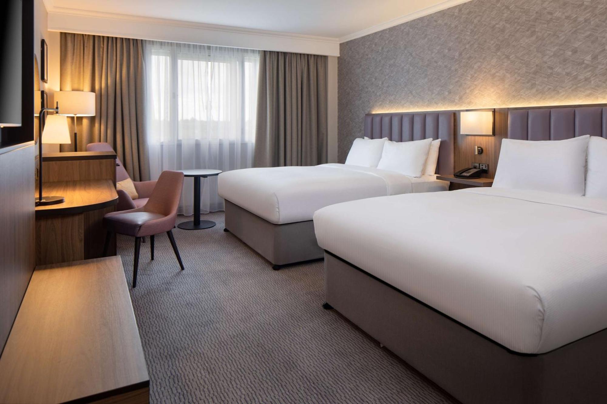 Doubletree By Hilton Dartford Bridge Hotell Exteriör bild