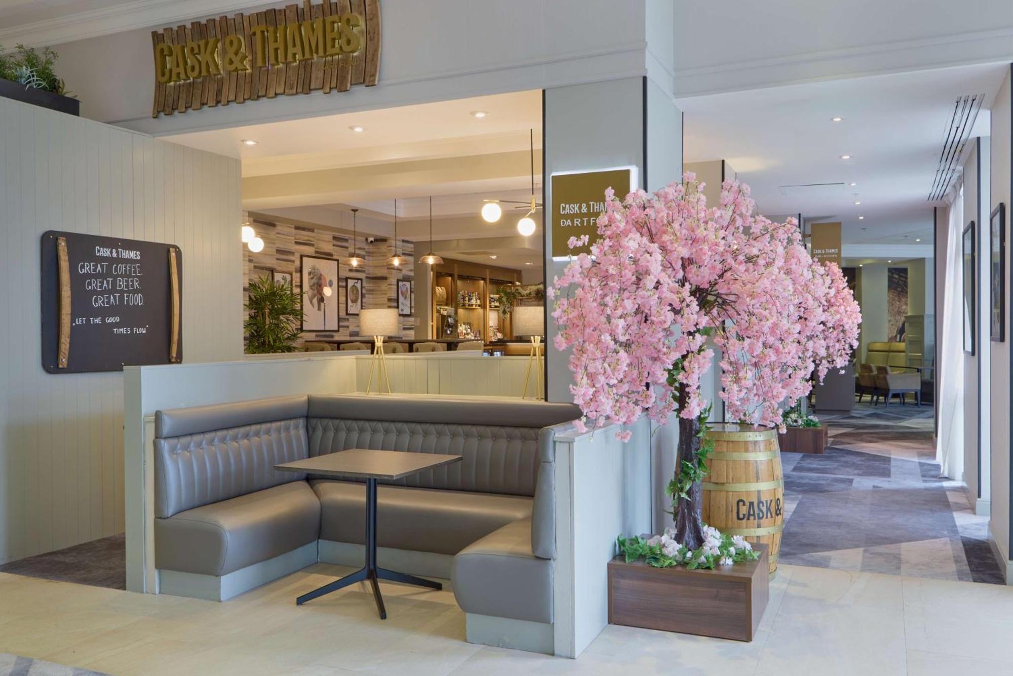Doubletree By Hilton Dartford Bridge Hotell Exteriör bild