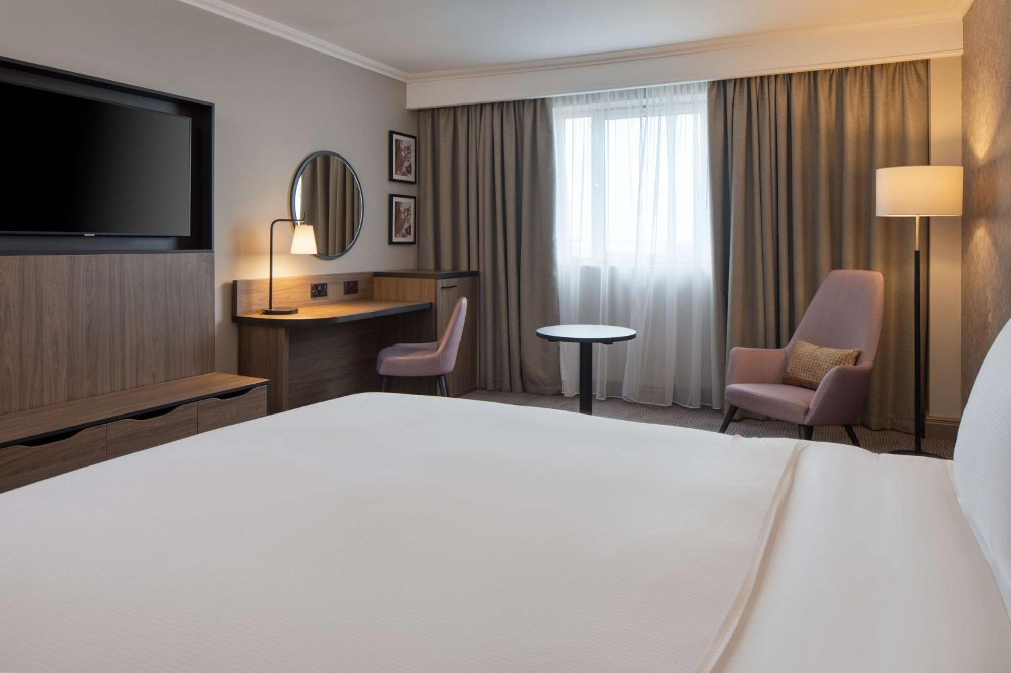 Doubletree By Hilton Dartford Bridge Hotell Exteriör bild