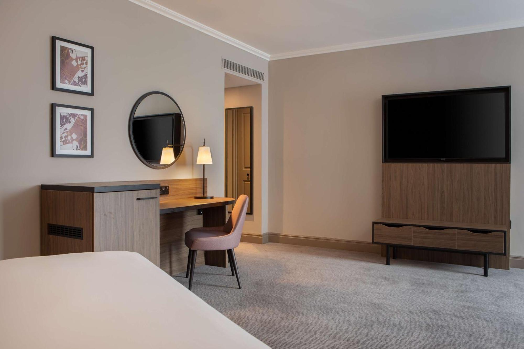 Doubletree By Hilton Dartford Bridge Hotell Exteriör bild