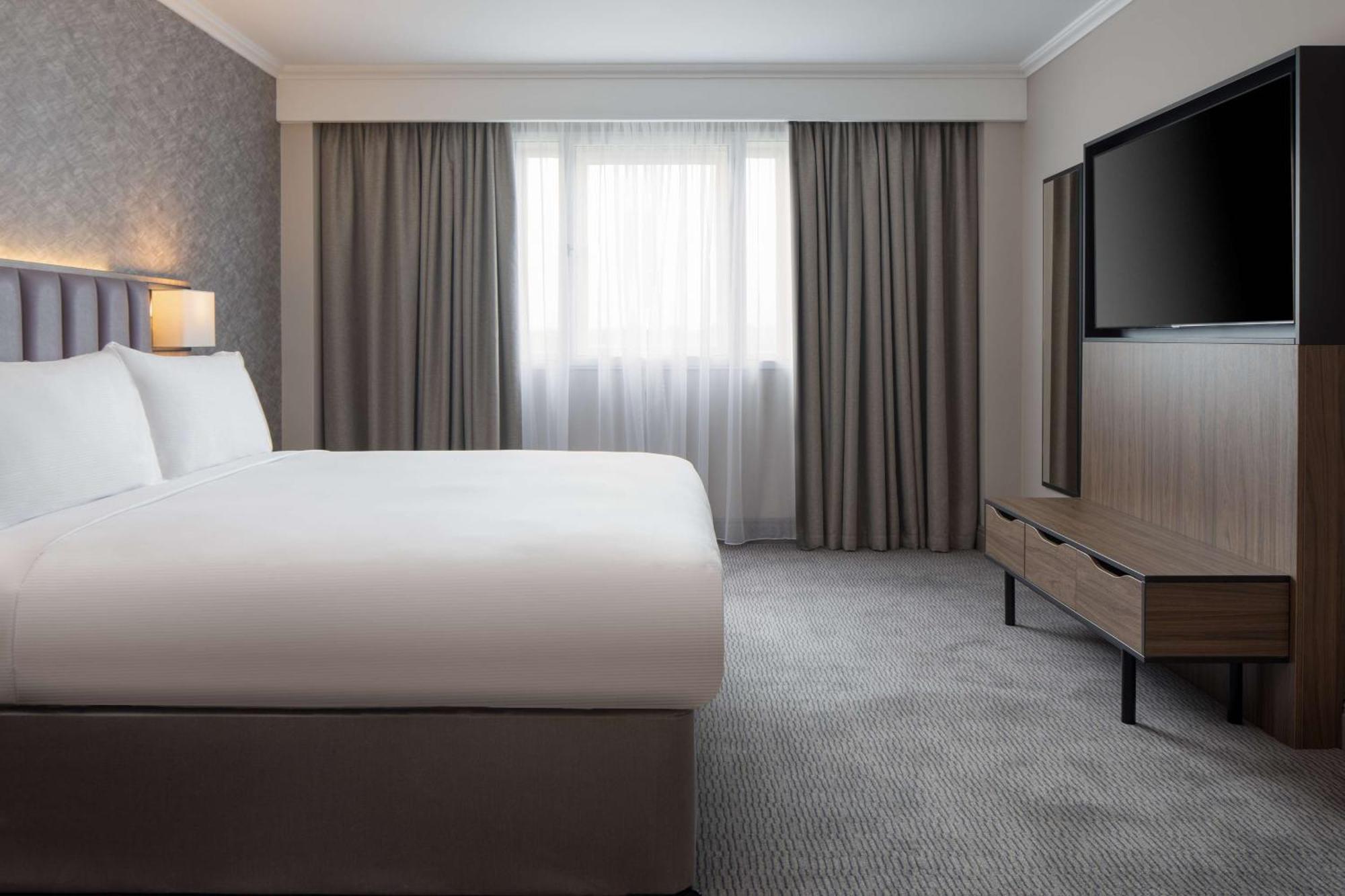 Doubletree By Hilton Dartford Bridge Hotell Exteriör bild