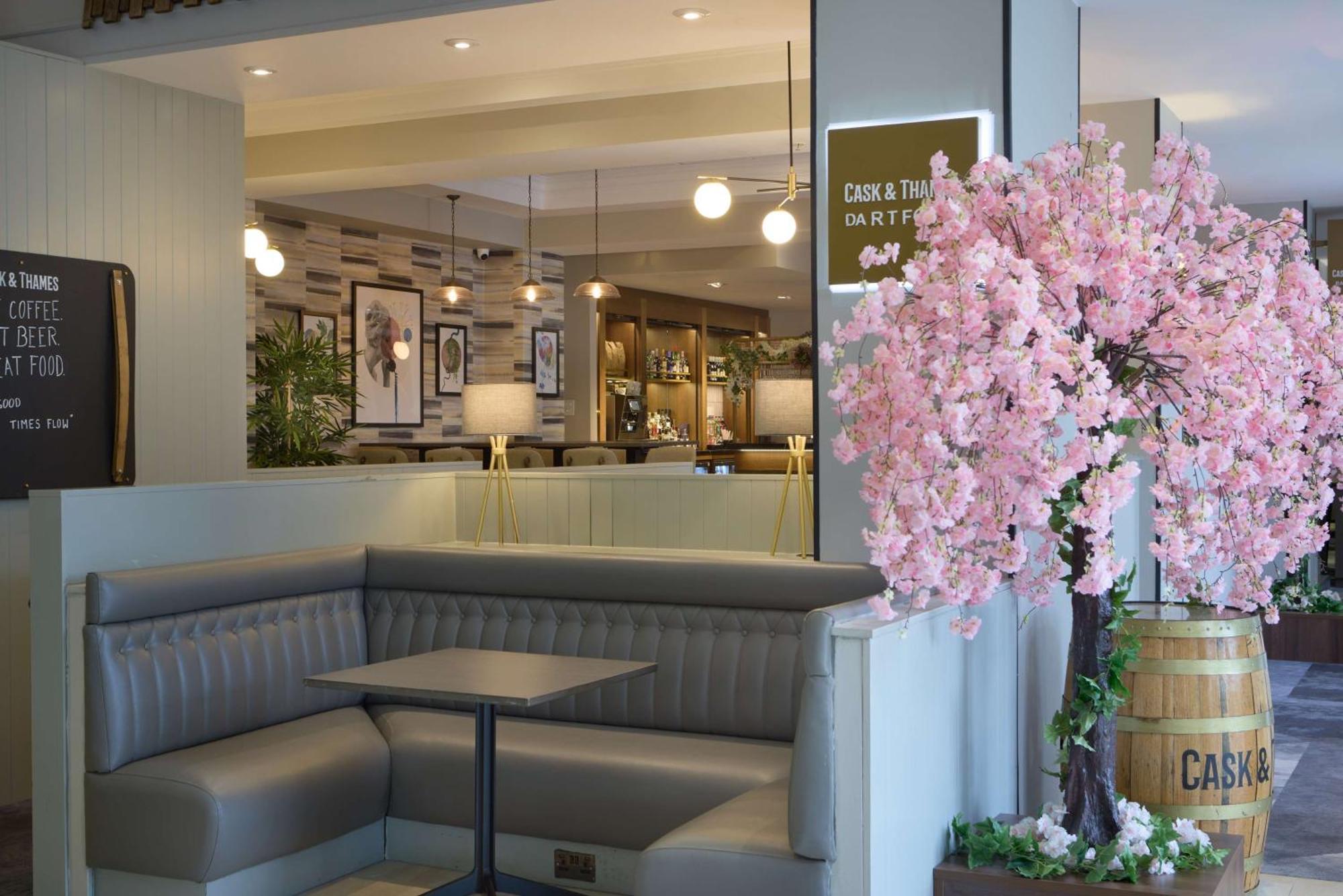 Doubletree By Hilton Dartford Bridge Hotell Exteriör bild