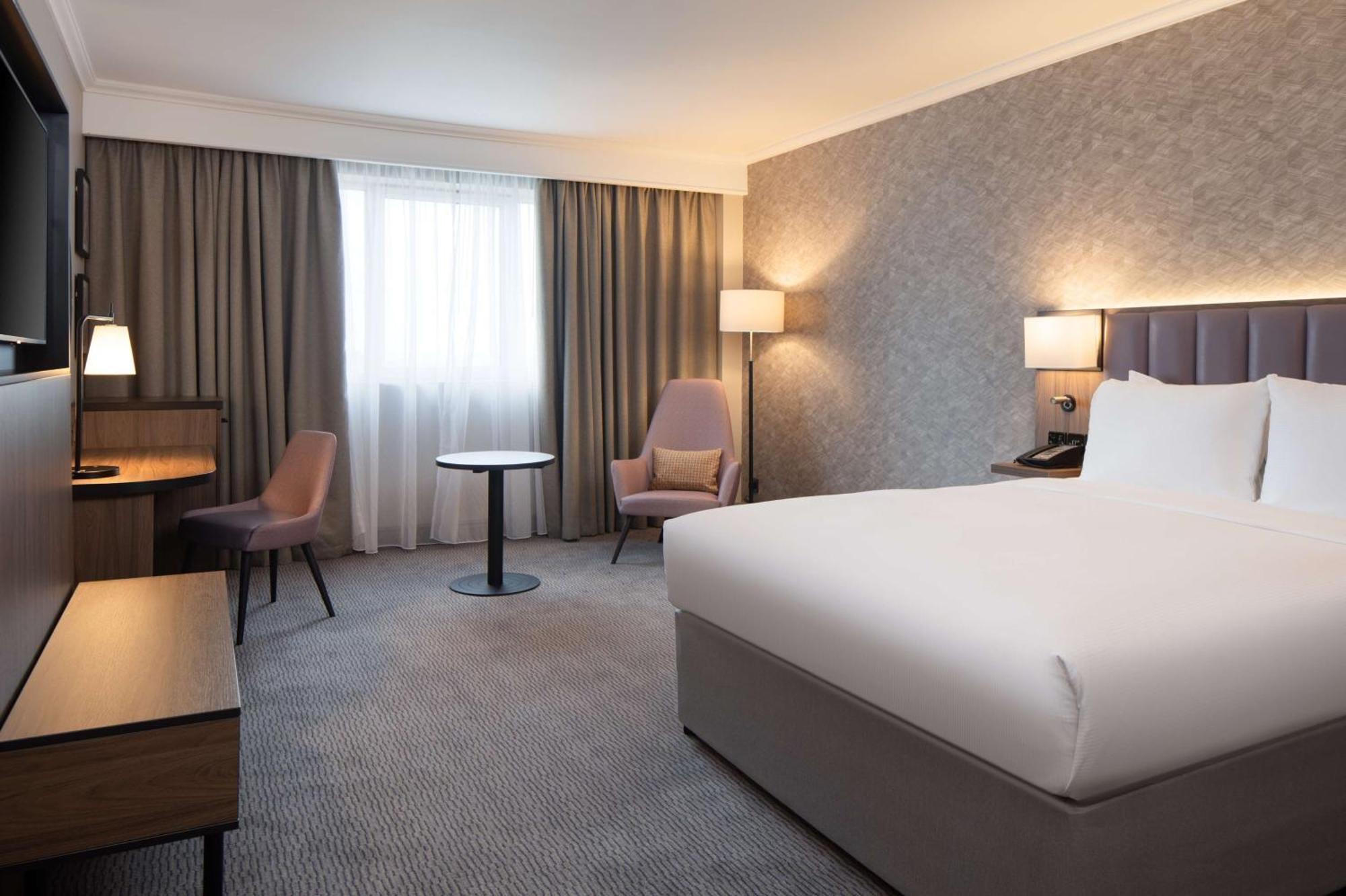 Doubletree By Hilton Dartford Bridge Hotell Exteriör bild