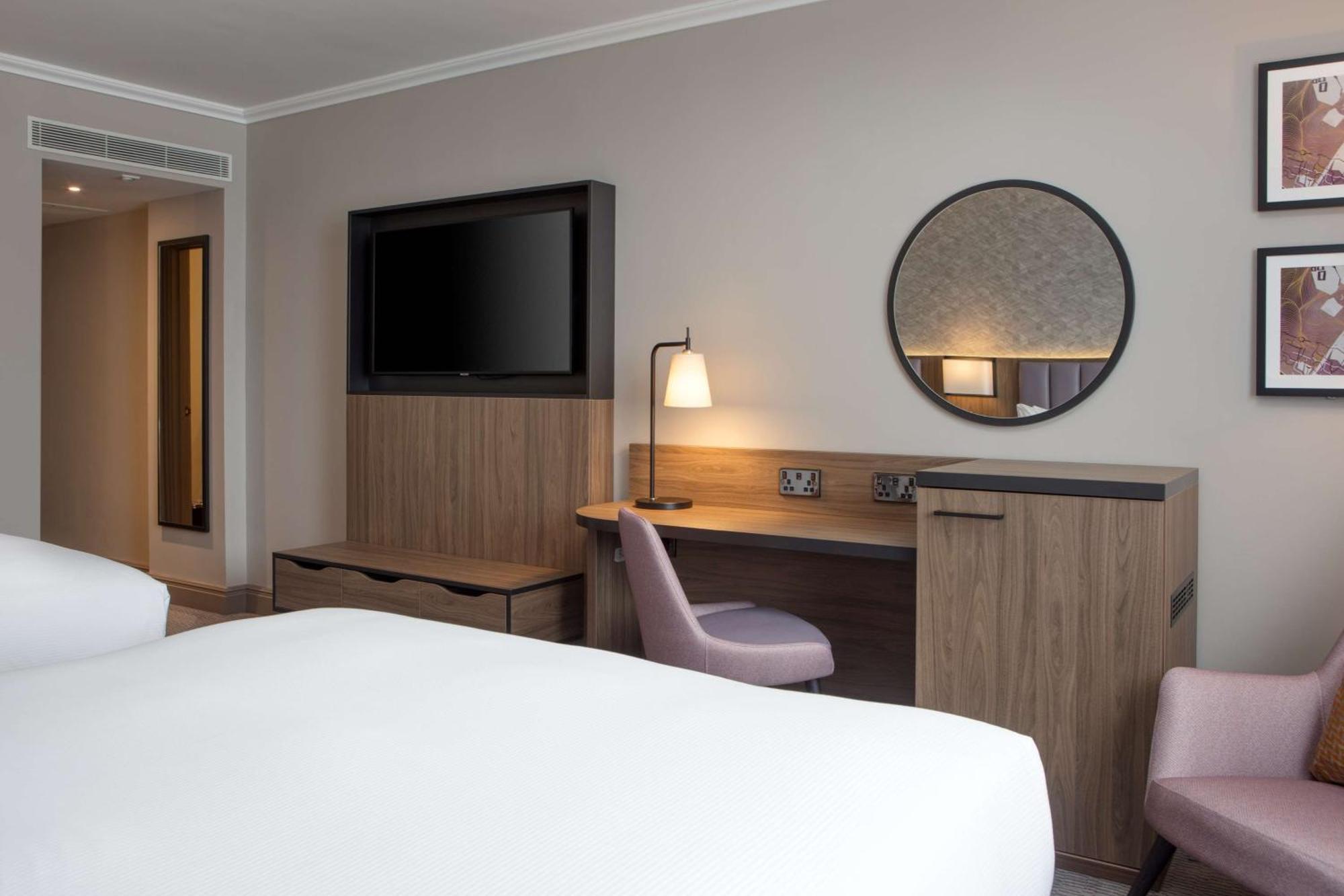 Doubletree By Hilton Dartford Bridge Hotell Exteriör bild