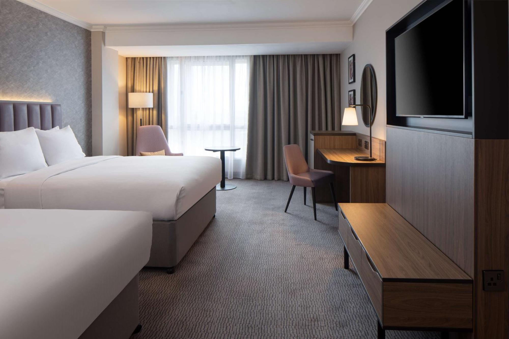Doubletree By Hilton Dartford Bridge Hotell Exteriör bild