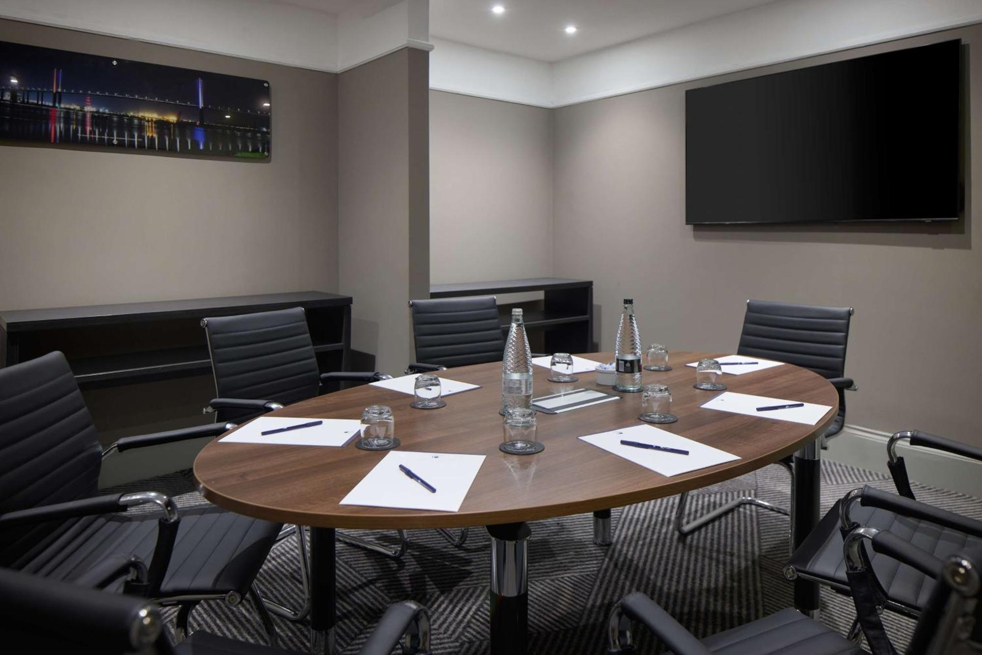 Doubletree By Hilton Dartford Bridge Hotell Exteriör bild