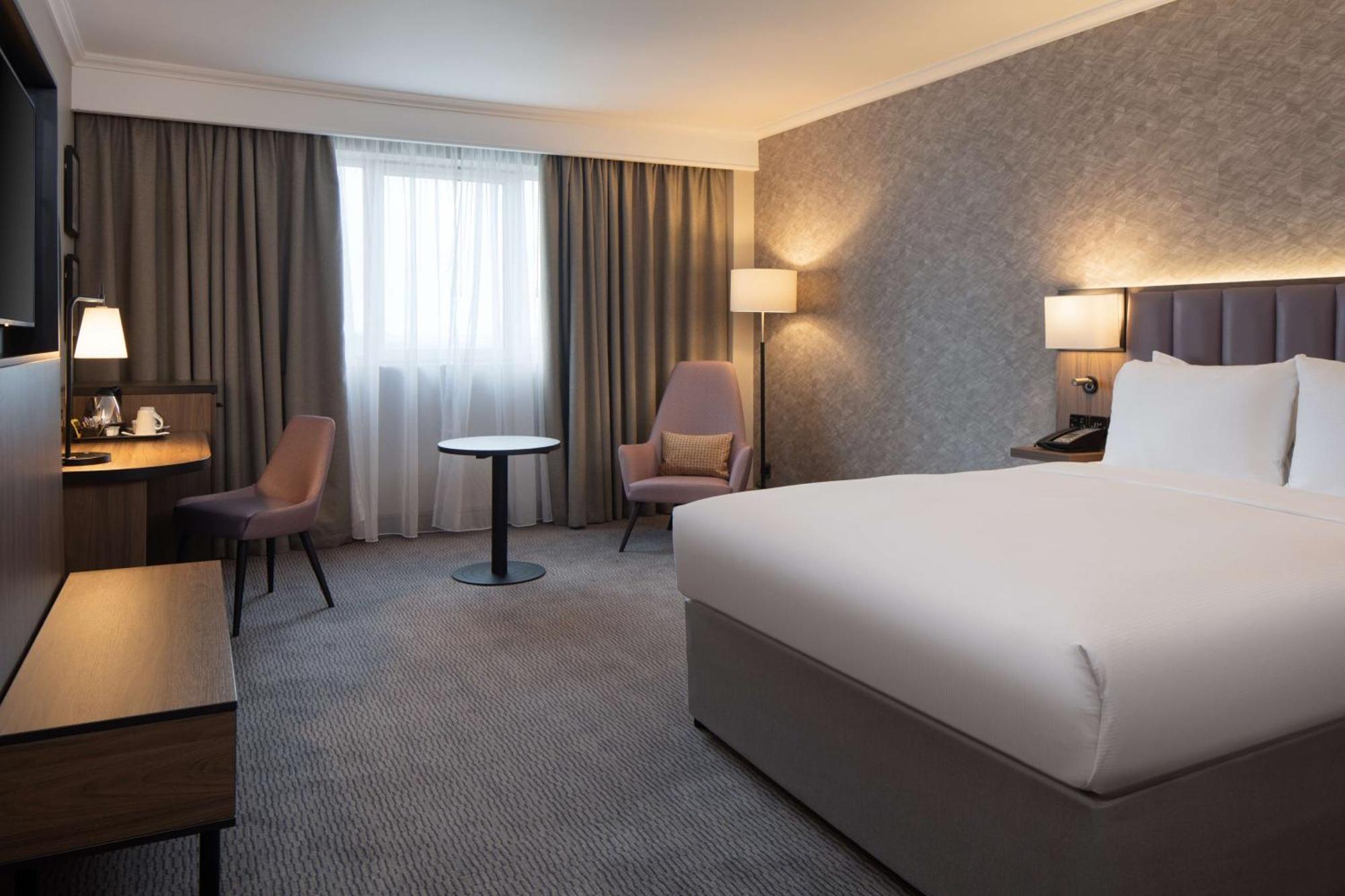 Doubletree By Hilton Dartford Bridge Hotell Exteriör bild