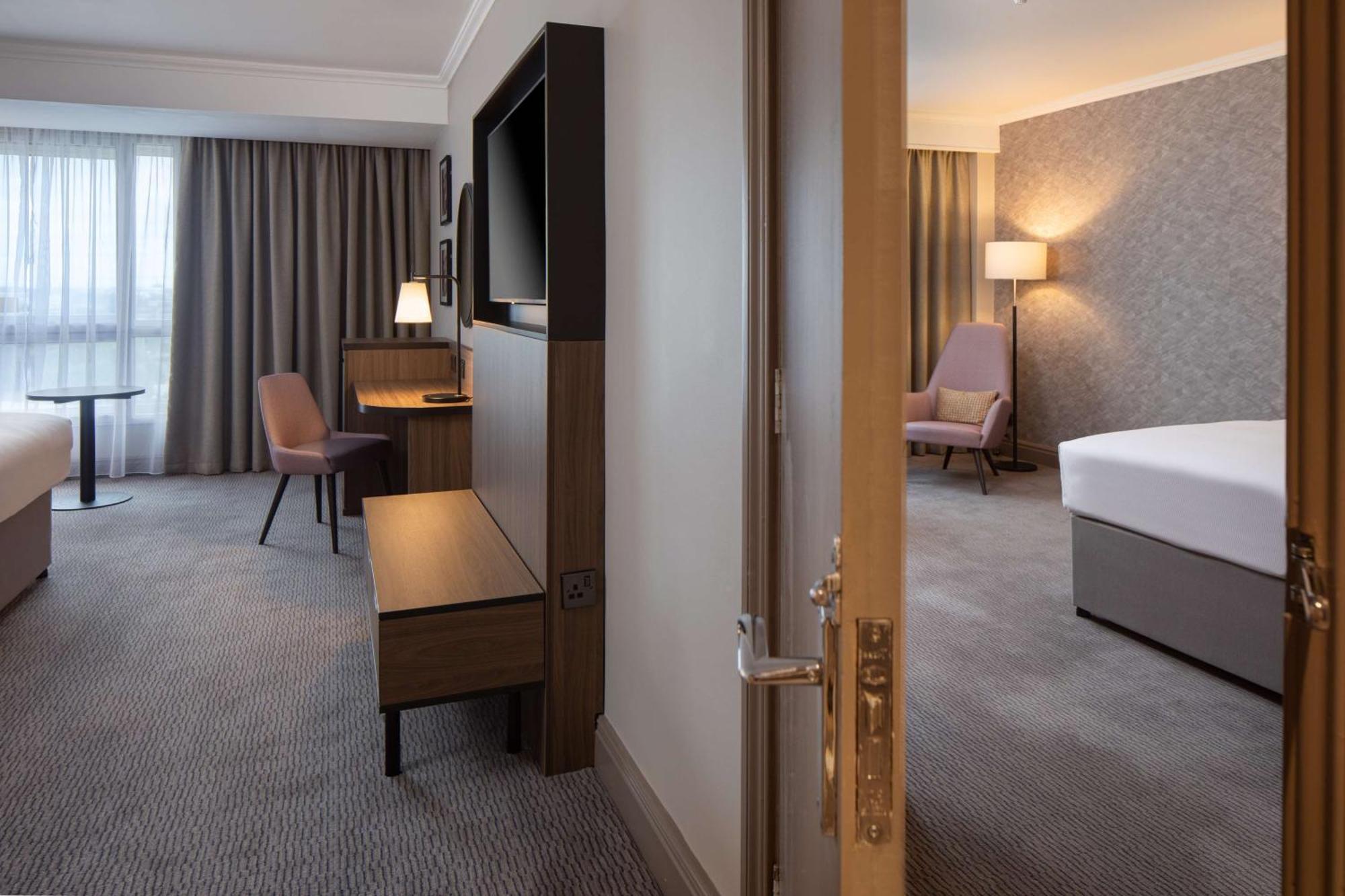 Doubletree By Hilton Dartford Bridge Hotell Exteriör bild