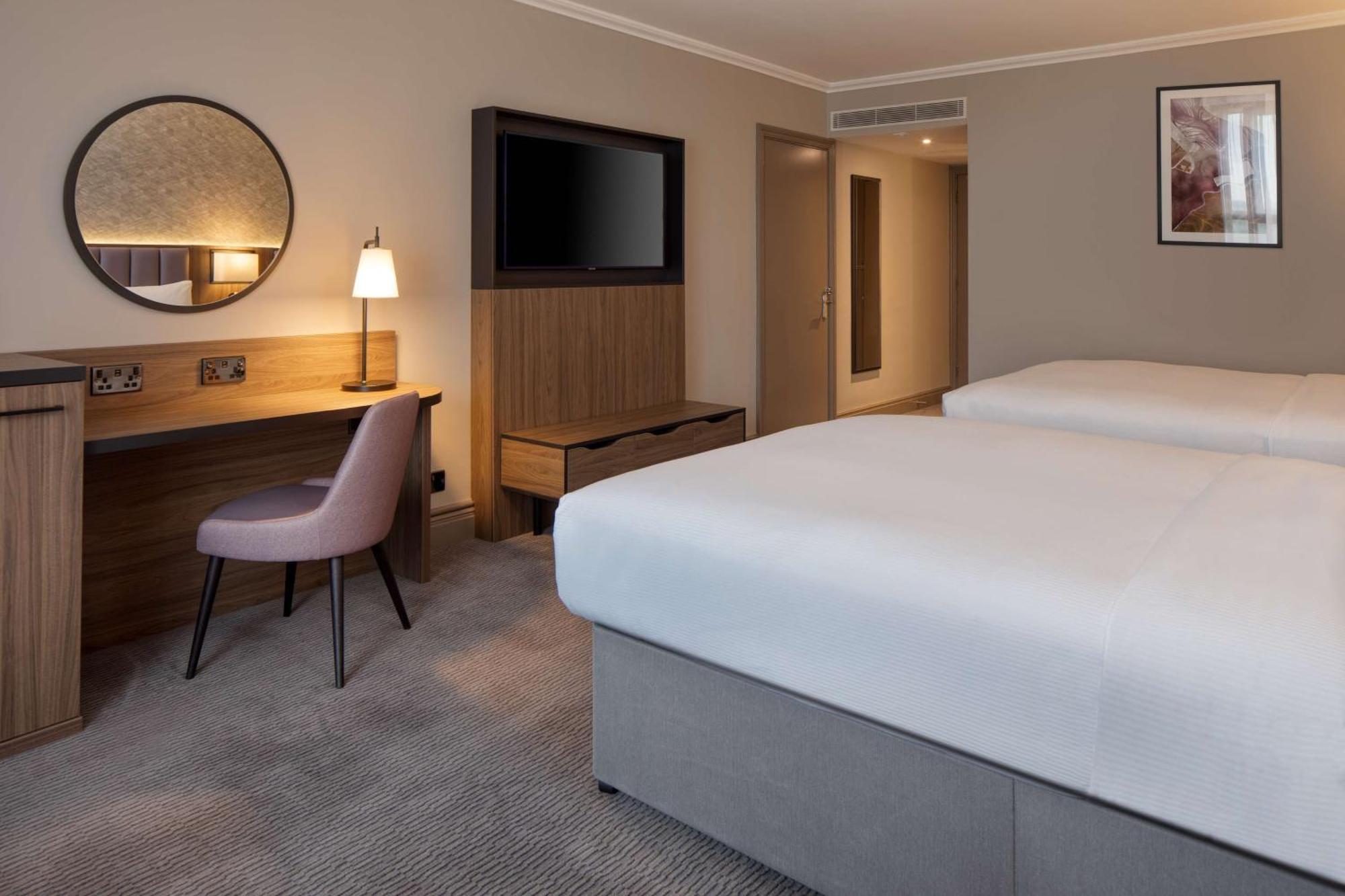 Doubletree By Hilton Dartford Bridge Hotell Exteriör bild