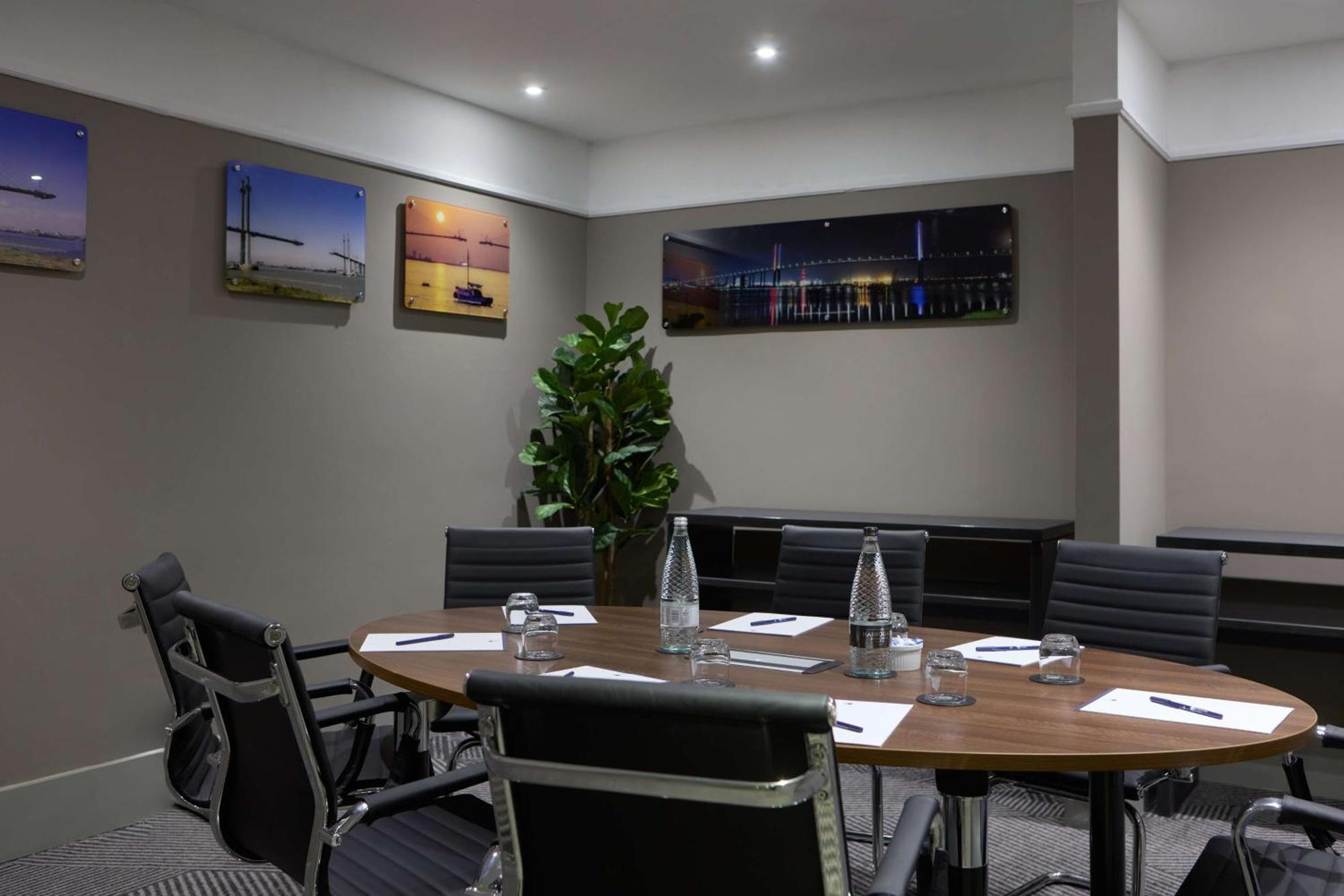 Doubletree By Hilton Dartford Bridge Hotell Exteriör bild