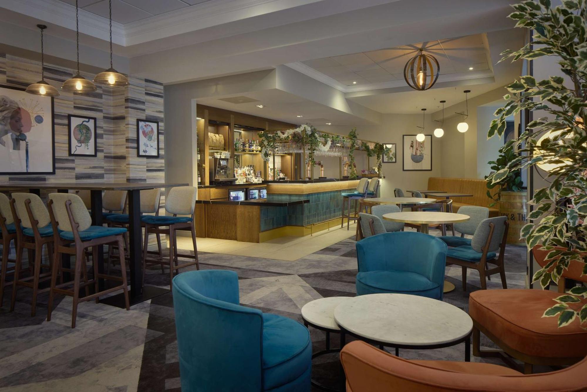 Doubletree By Hilton Dartford Bridge Hotell Exteriör bild