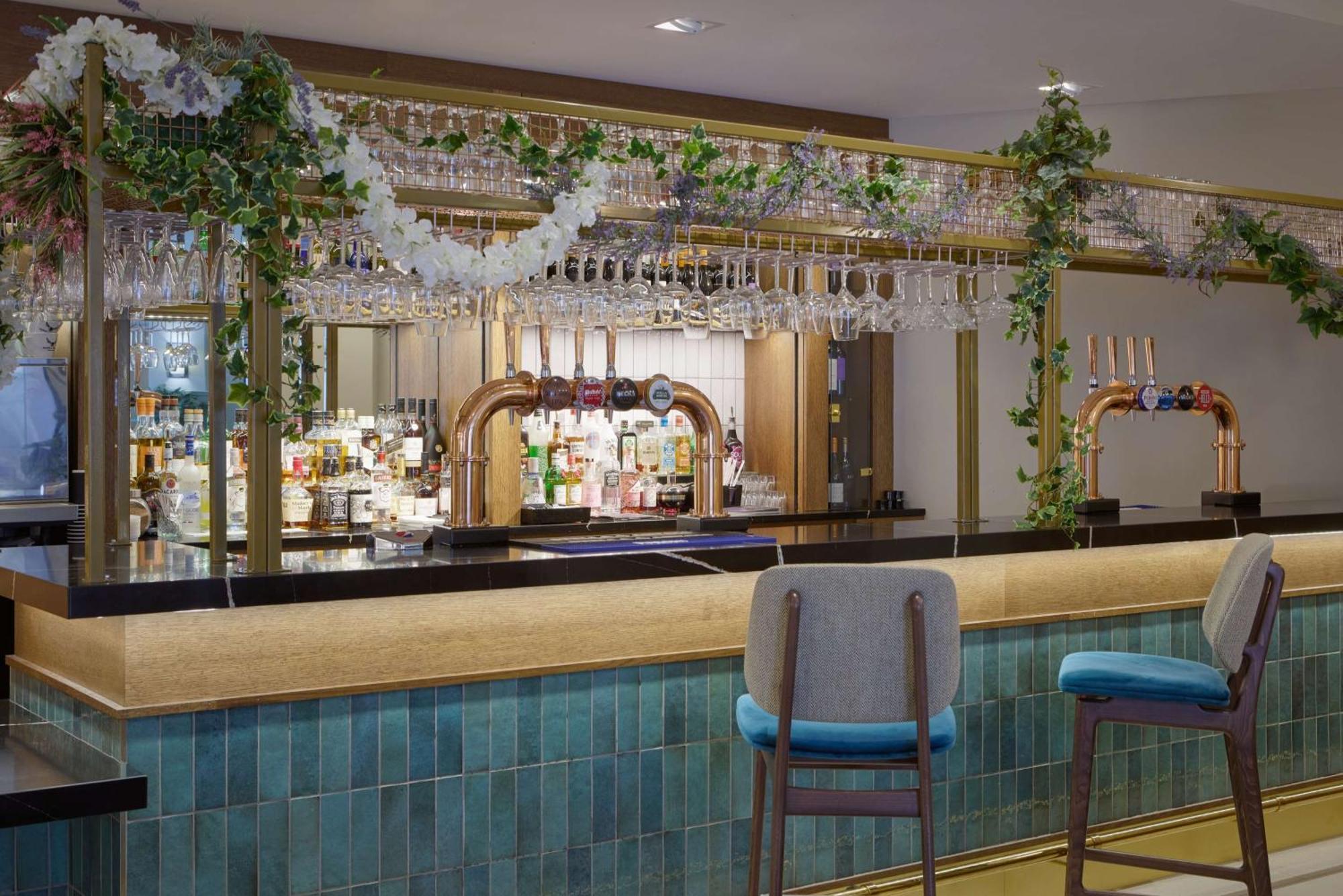 Doubletree By Hilton Dartford Bridge Hotell Exteriör bild