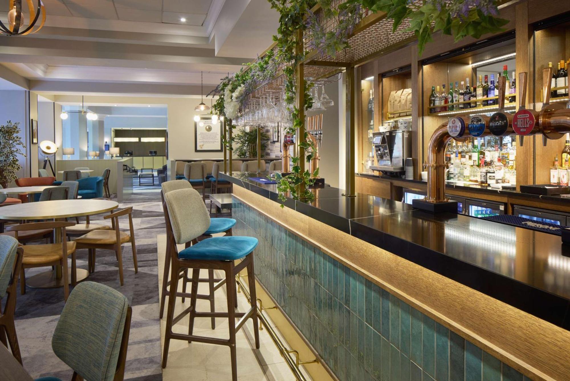 Doubletree By Hilton Dartford Bridge Hotell Exteriör bild