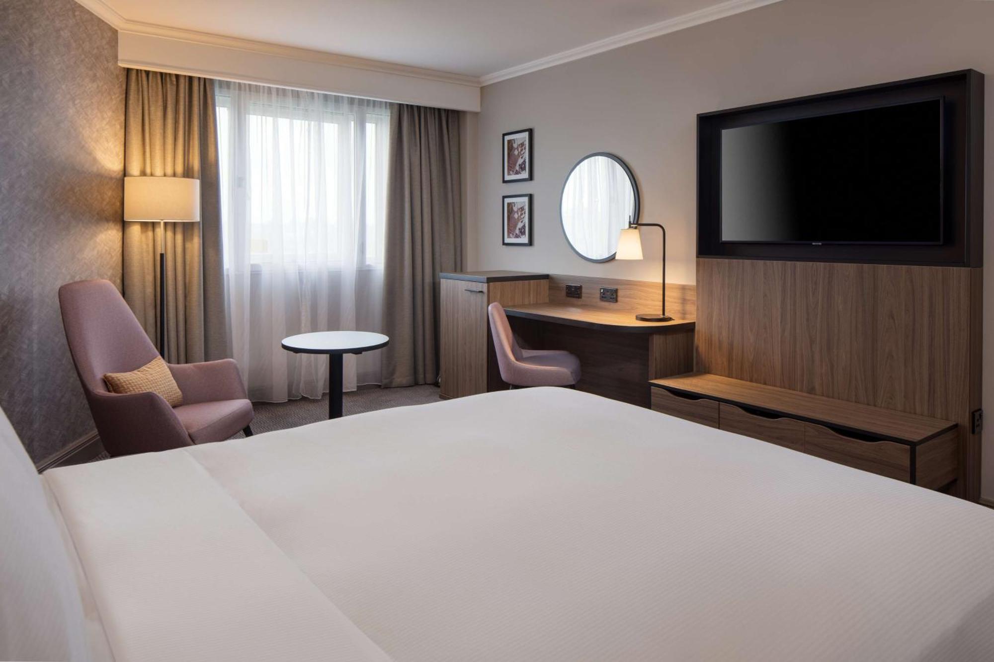 Doubletree By Hilton Dartford Bridge Hotell Exteriör bild