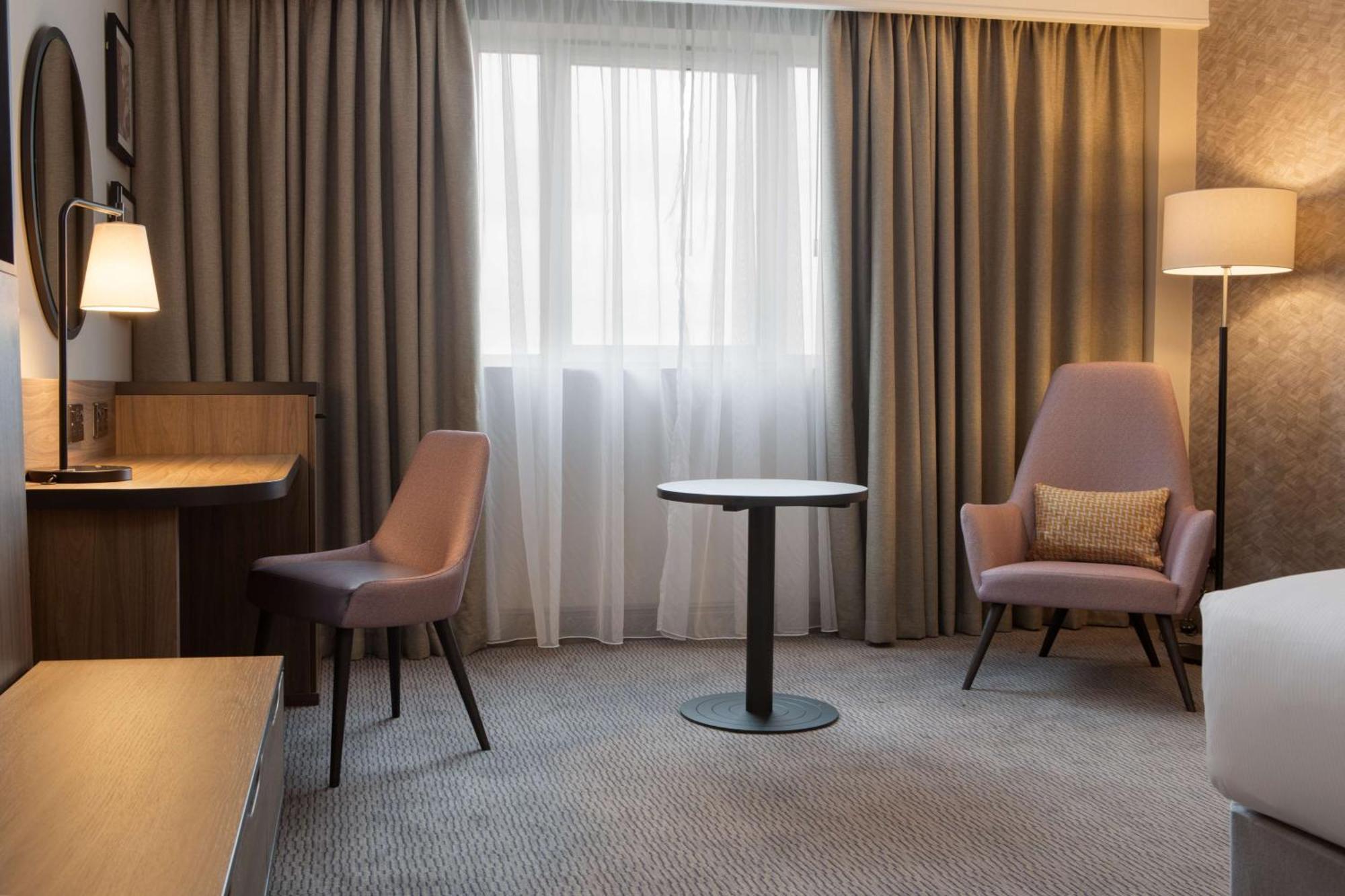 Doubletree By Hilton Dartford Bridge Hotell Exteriör bild