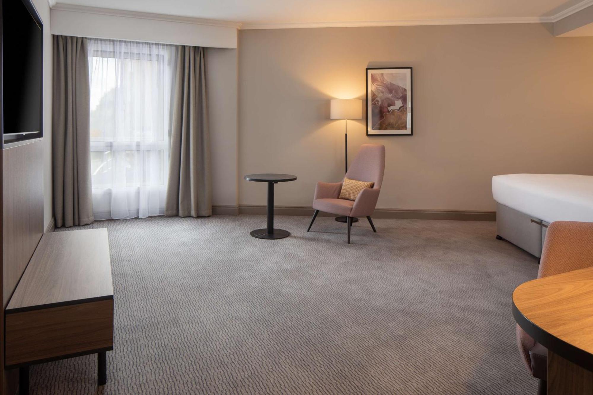 Doubletree By Hilton Dartford Bridge Hotell Exteriör bild