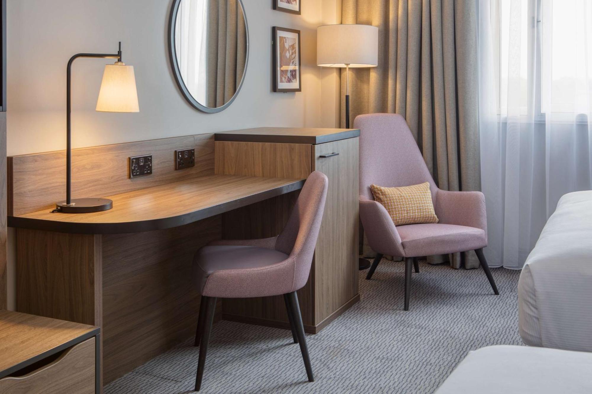 Doubletree By Hilton Dartford Bridge Hotell Exteriör bild
