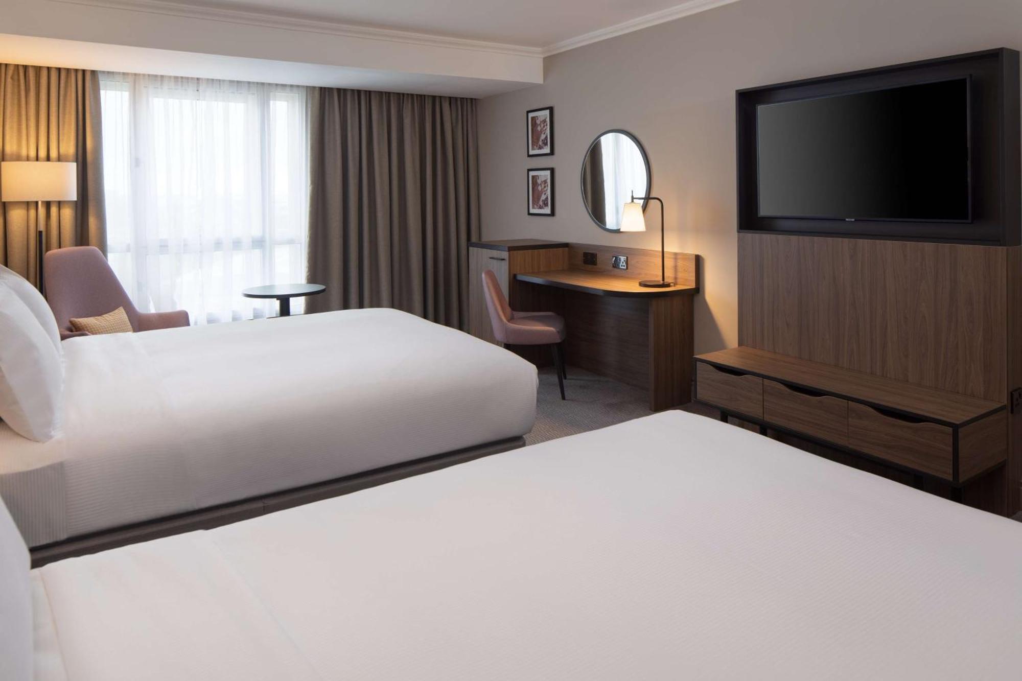 Doubletree By Hilton Dartford Bridge Hotell Exteriör bild