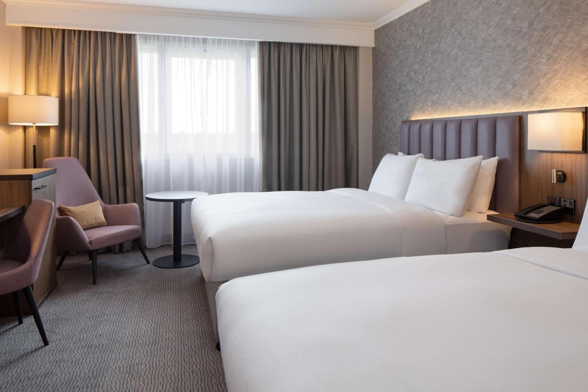 Doubletree By Hilton Dartford Bridge Hotell Exteriör bild
