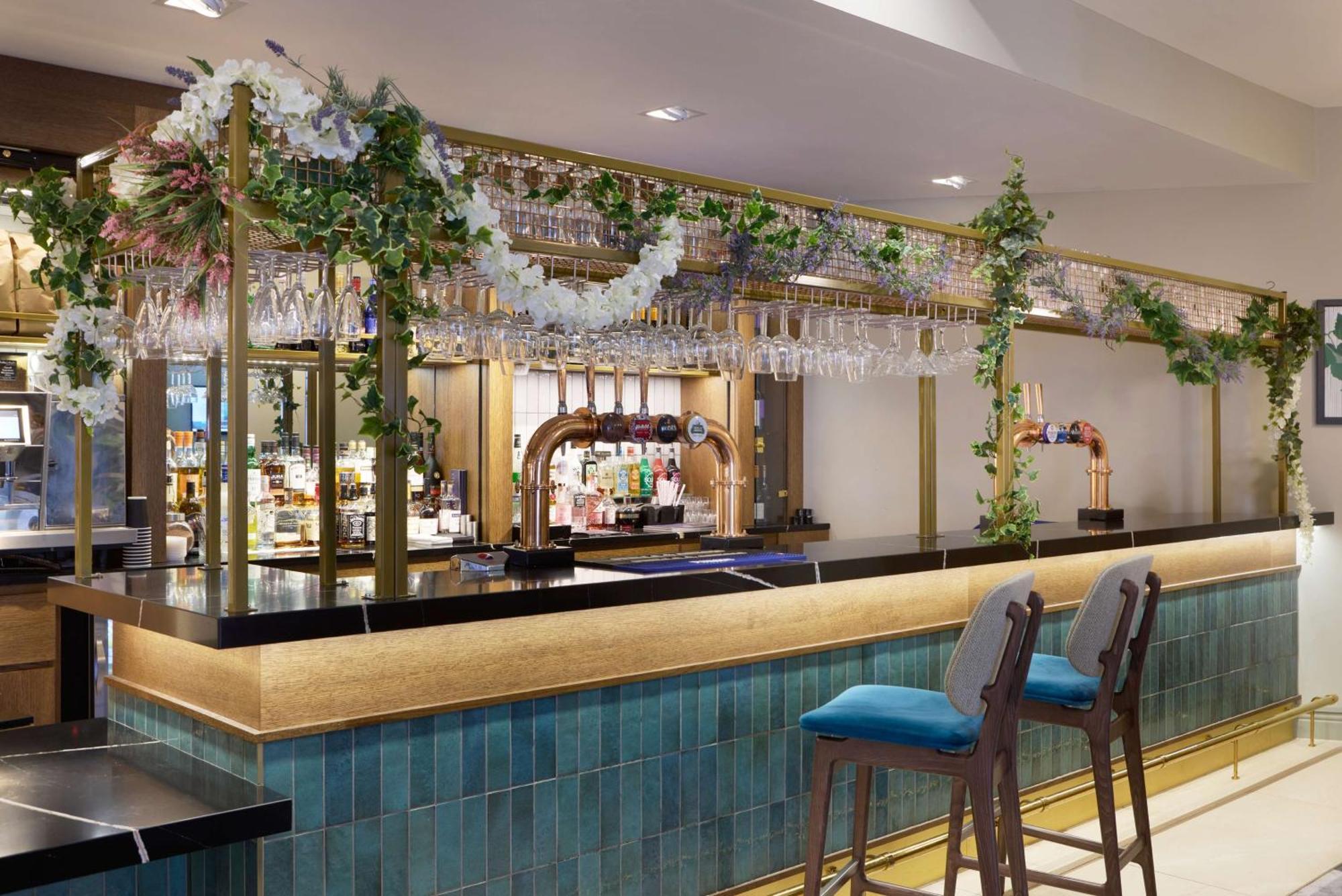 Doubletree By Hilton Dartford Bridge Hotell Exteriör bild