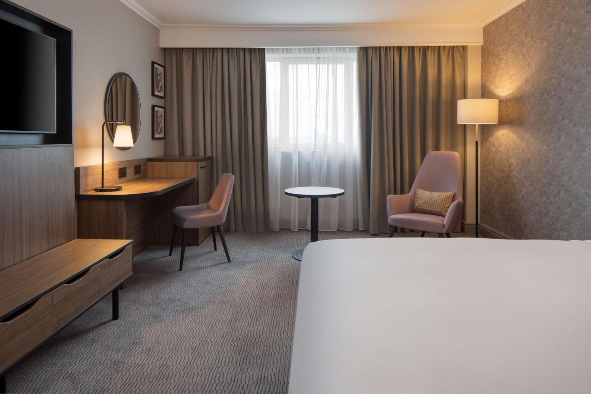 Doubletree By Hilton Dartford Bridge Hotell Exteriör bild