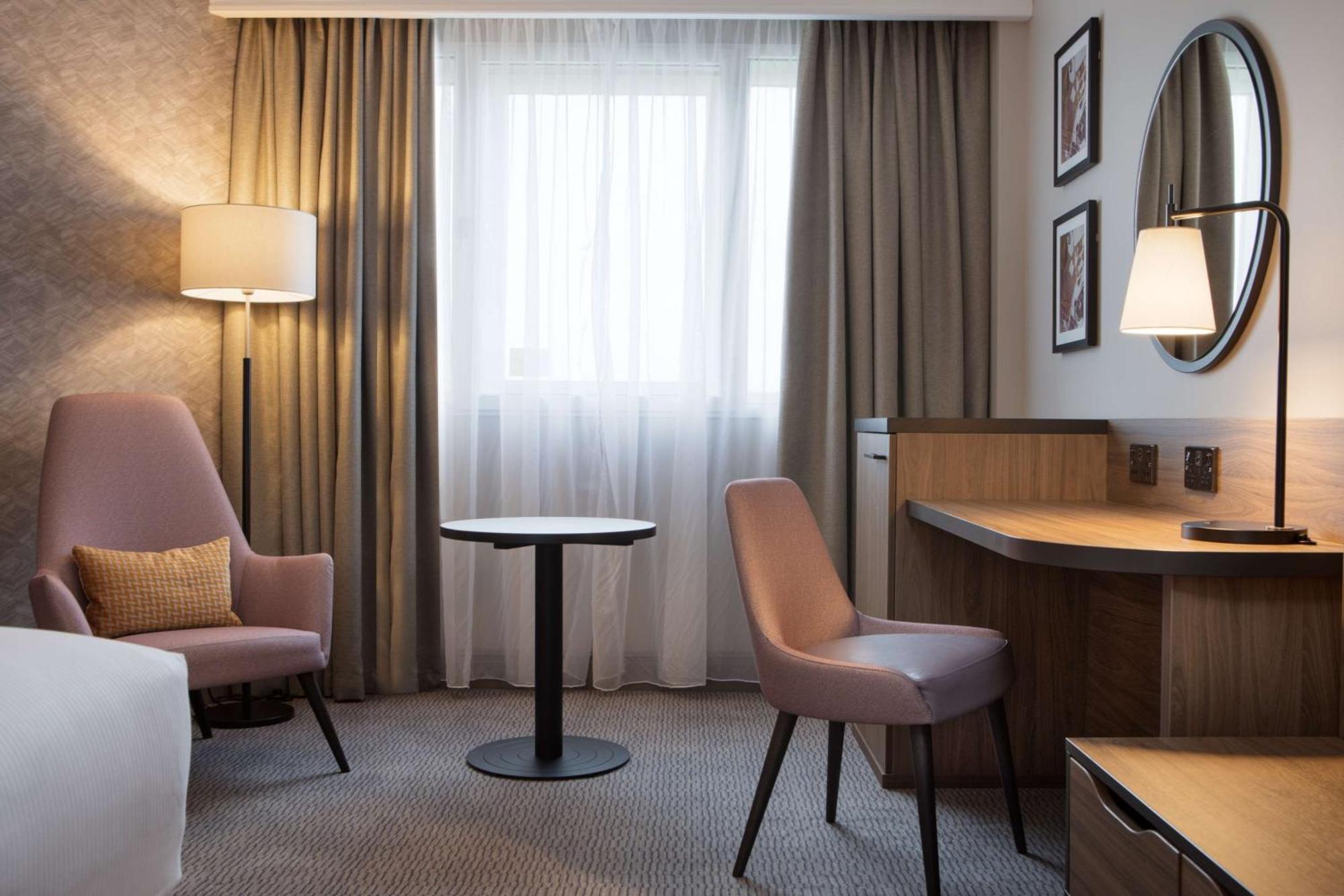 Doubletree By Hilton Dartford Bridge Hotell Exteriör bild