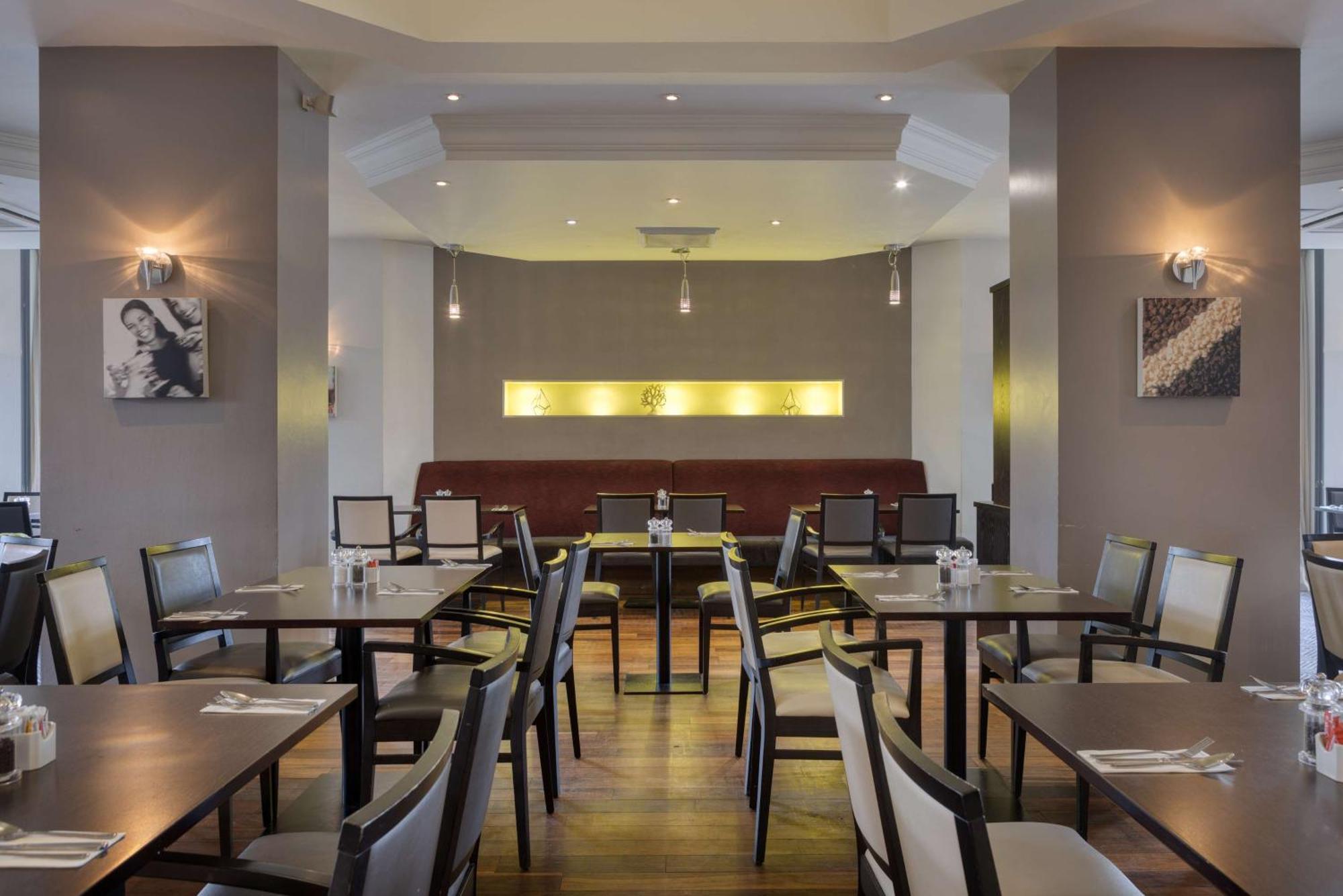 Doubletree By Hilton Dartford Bridge Hotell Exteriör bild