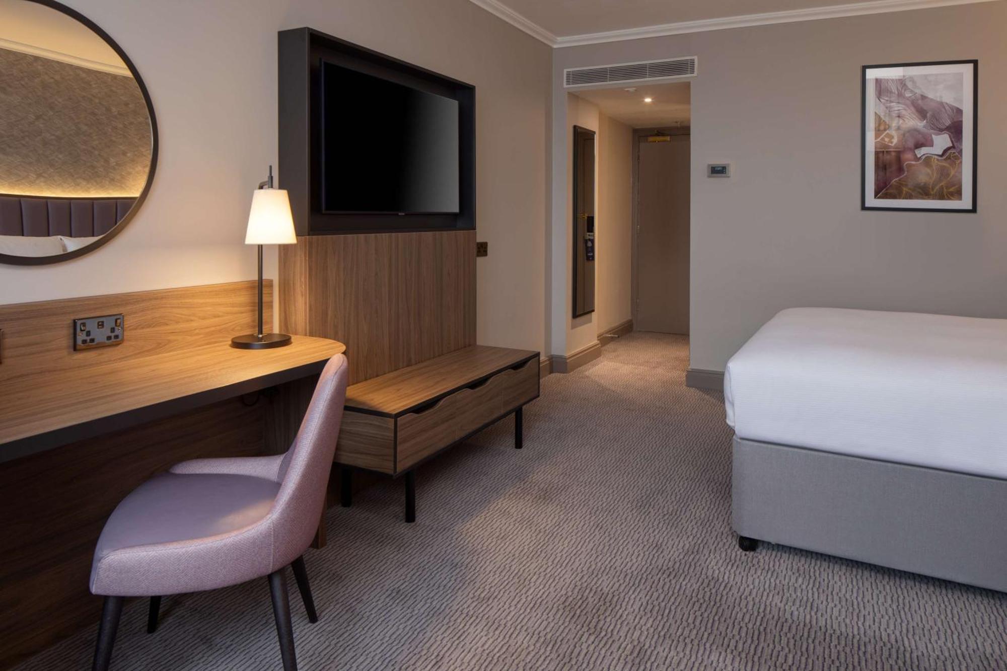Doubletree By Hilton Dartford Bridge Hotell Exteriör bild