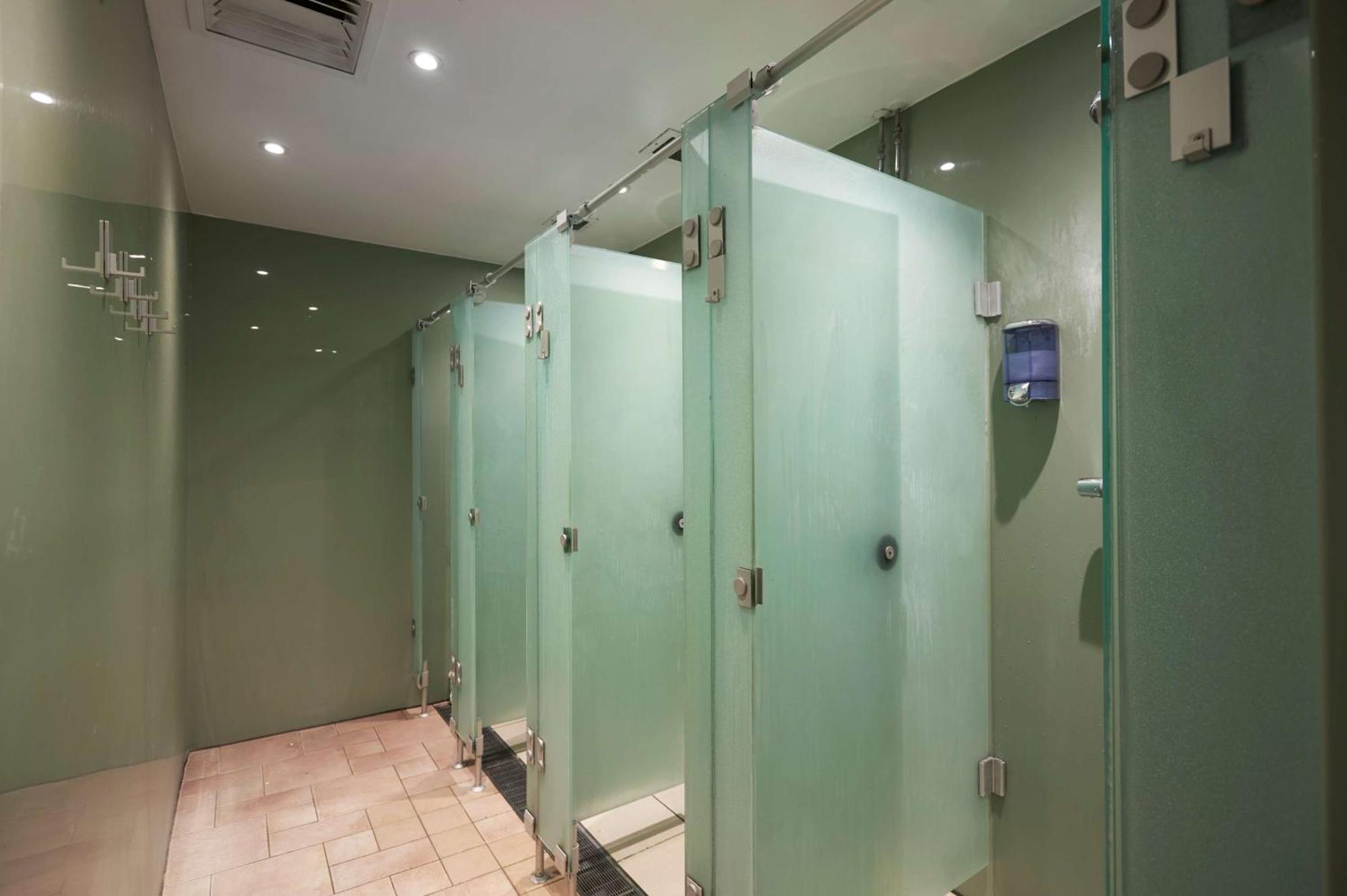 Doubletree By Hilton Dartford Bridge Hotell Exteriör bild