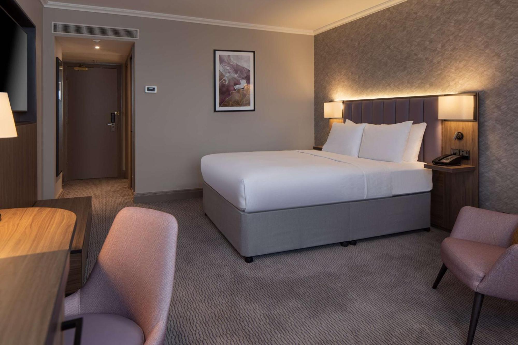 Doubletree By Hilton Dartford Bridge Hotell Exteriör bild