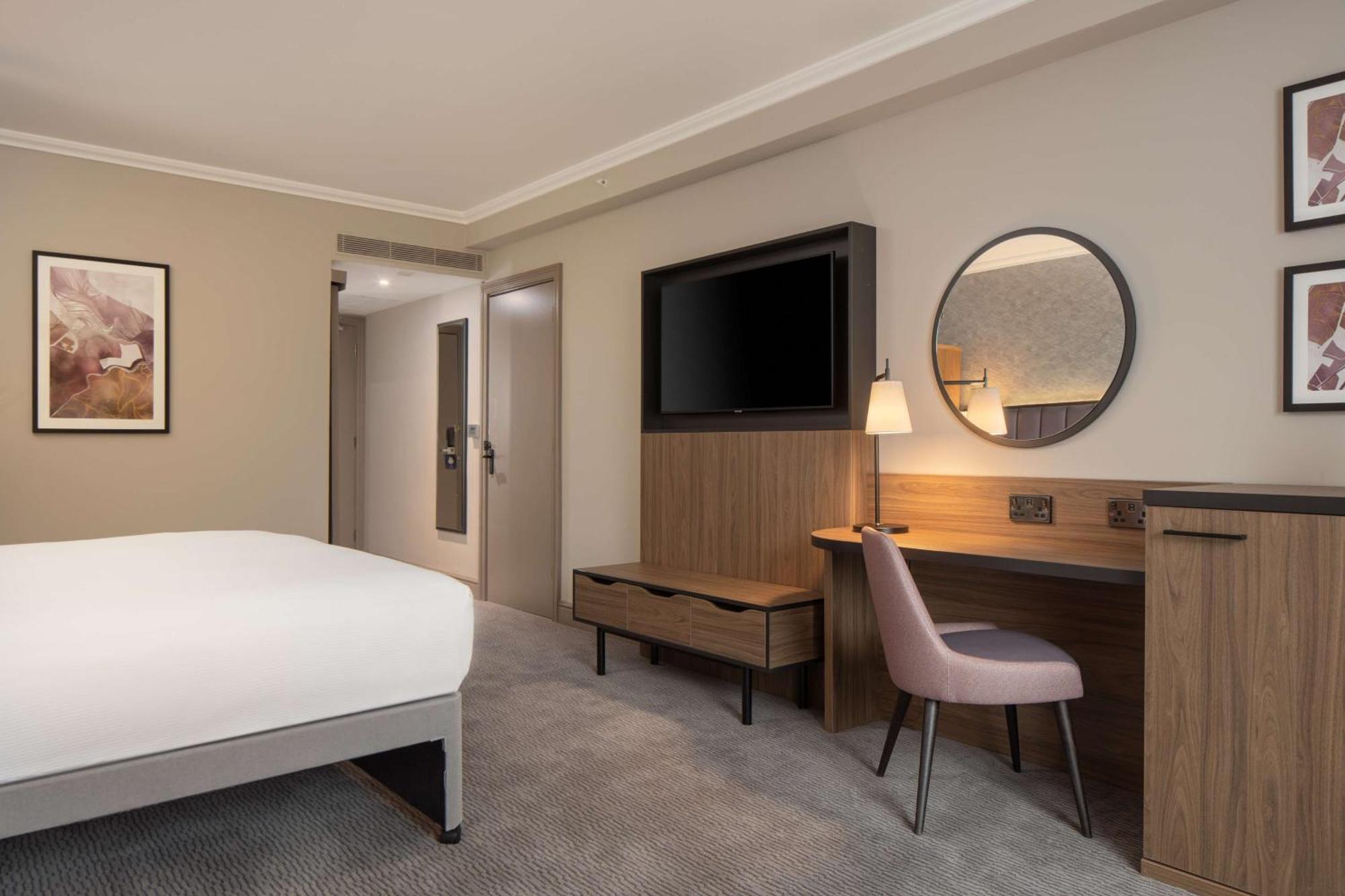Doubletree By Hilton Dartford Bridge Hotell Exteriör bild