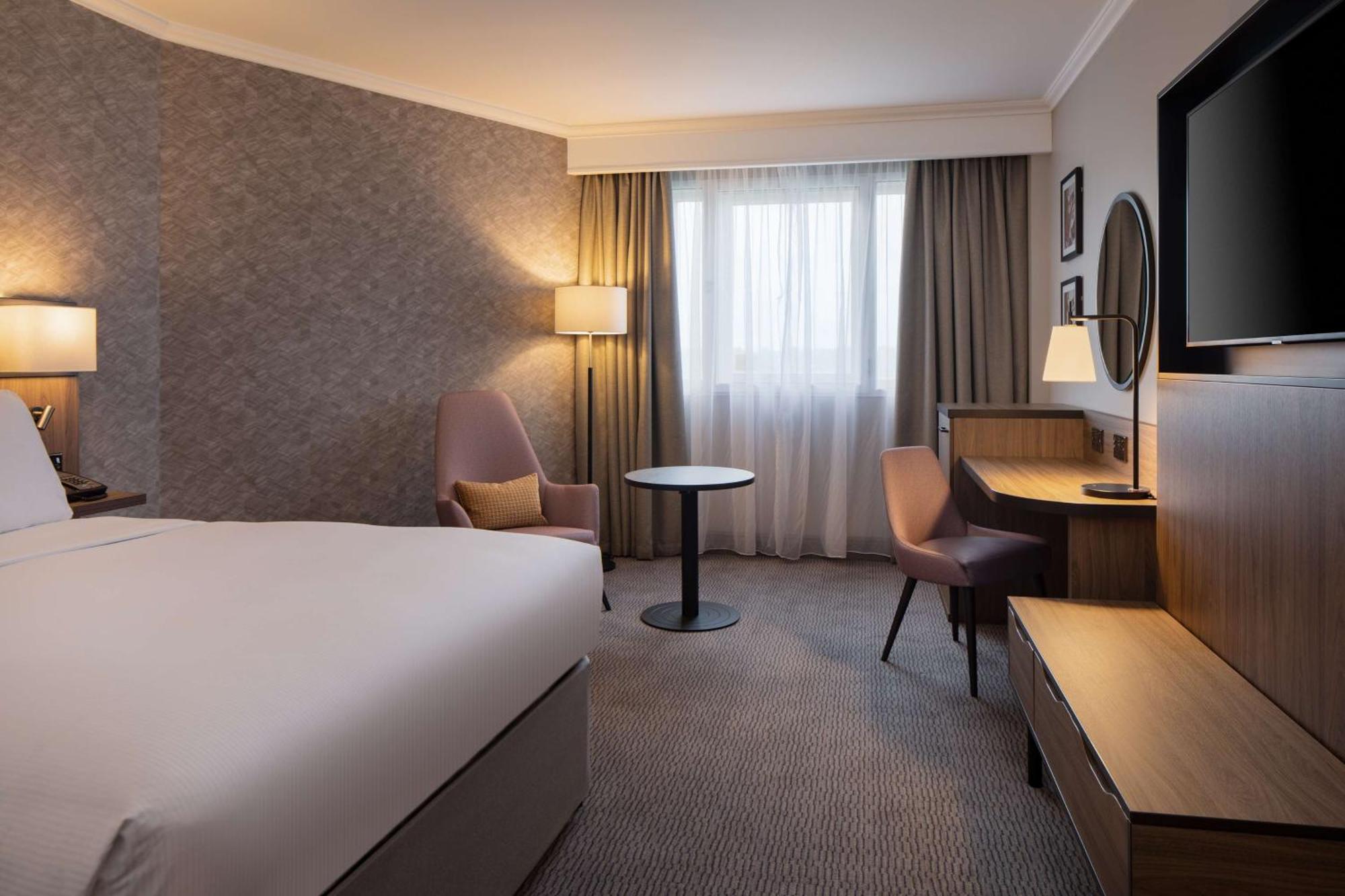 Doubletree By Hilton Dartford Bridge Hotell Exteriör bild
