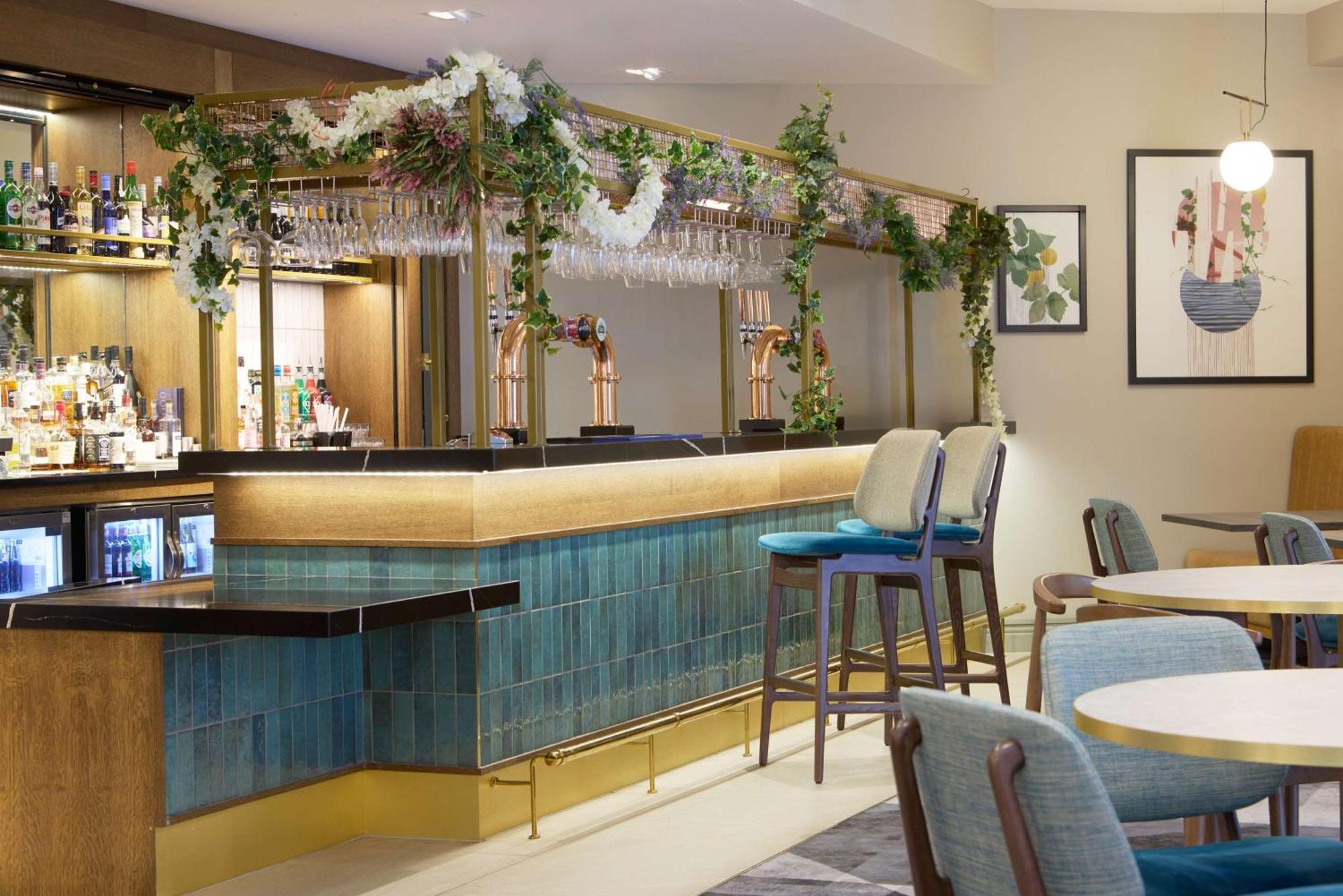 Doubletree By Hilton Dartford Bridge Hotell Exteriör bild