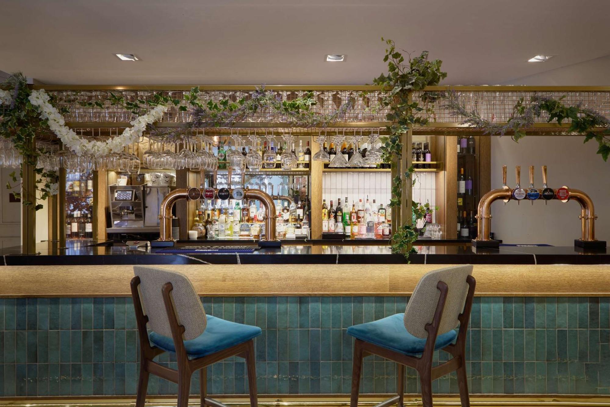 Doubletree By Hilton Dartford Bridge Hotell Exteriör bild