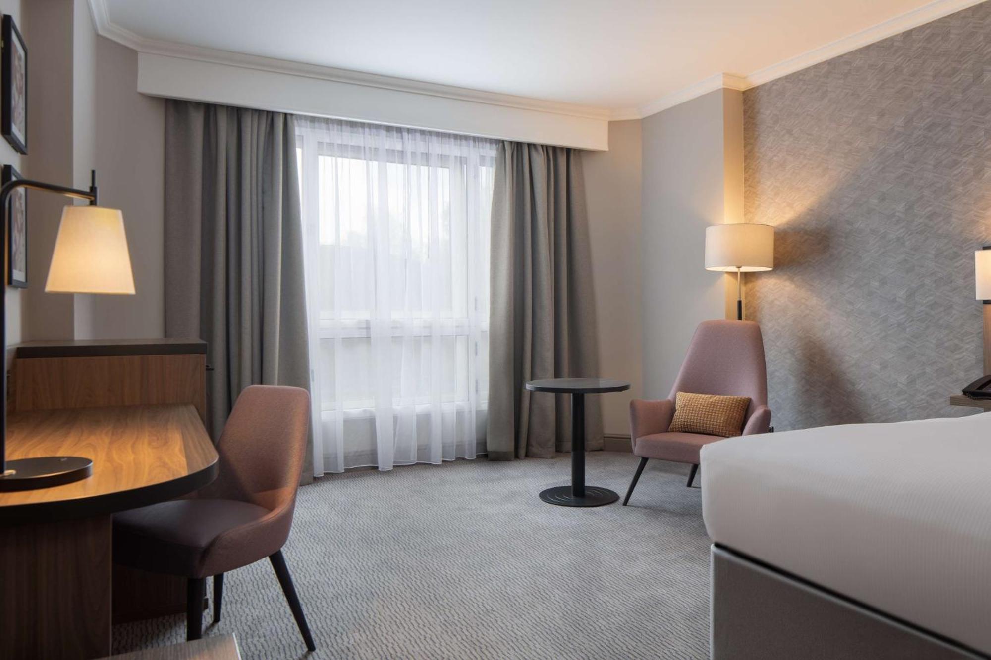 Doubletree By Hilton Dartford Bridge Hotell Exteriör bild
