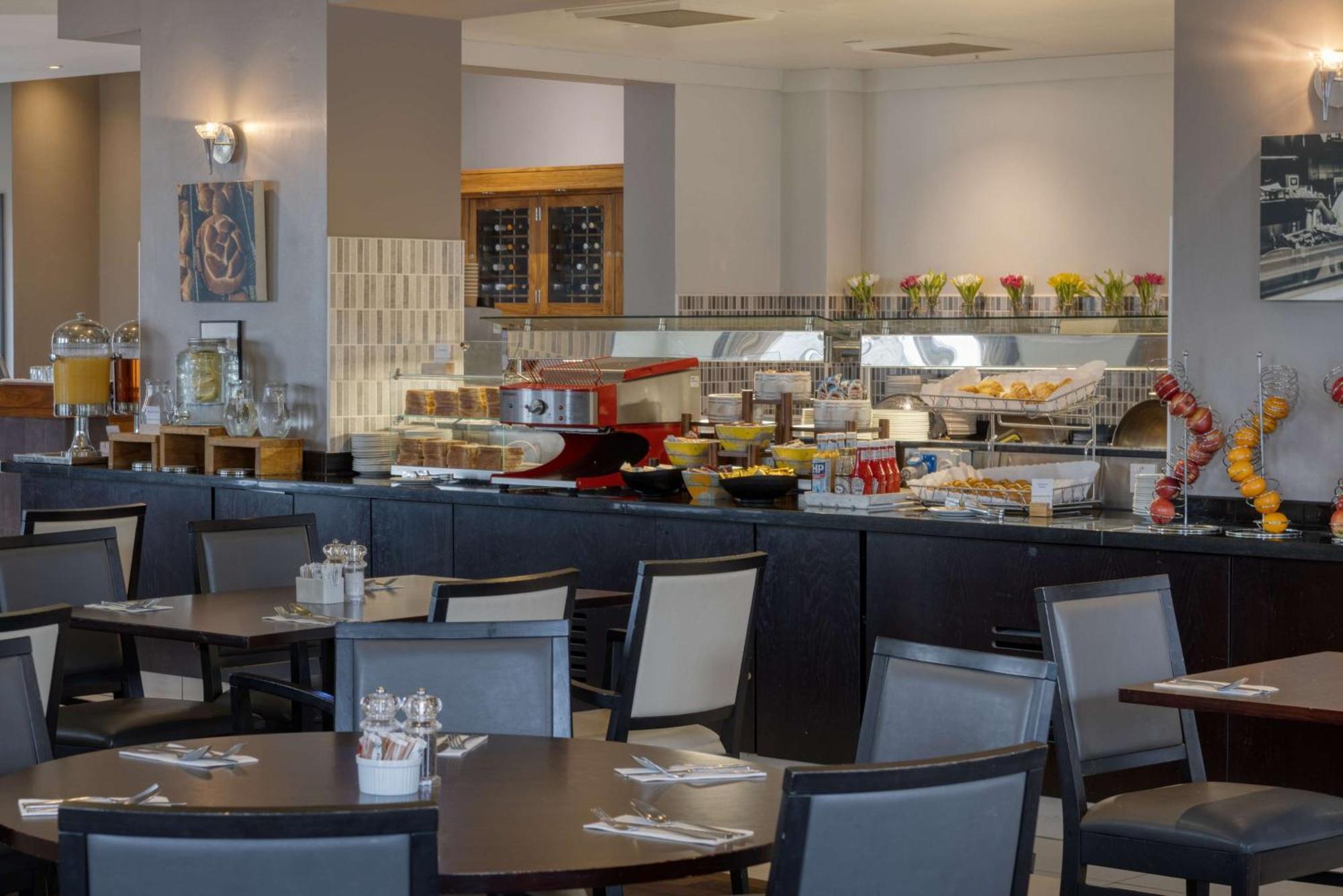 Doubletree By Hilton Dartford Bridge Hotell Exteriör bild
