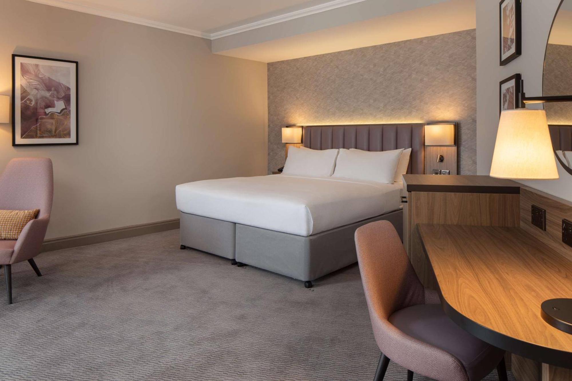 Doubletree By Hilton Dartford Bridge Hotell Exteriör bild