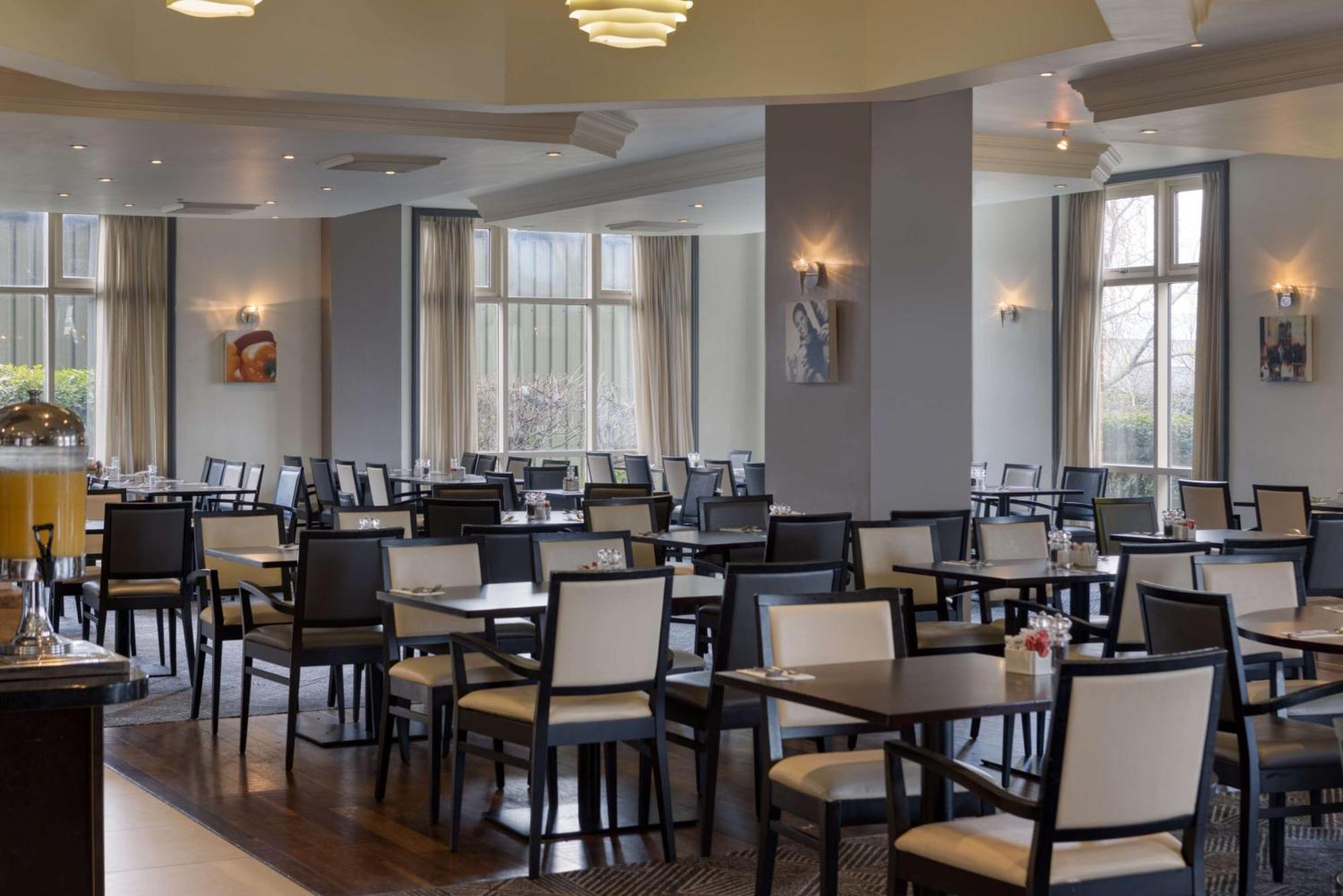 Doubletree By Hilton Dartford Bridge Hotell Exteriör bild