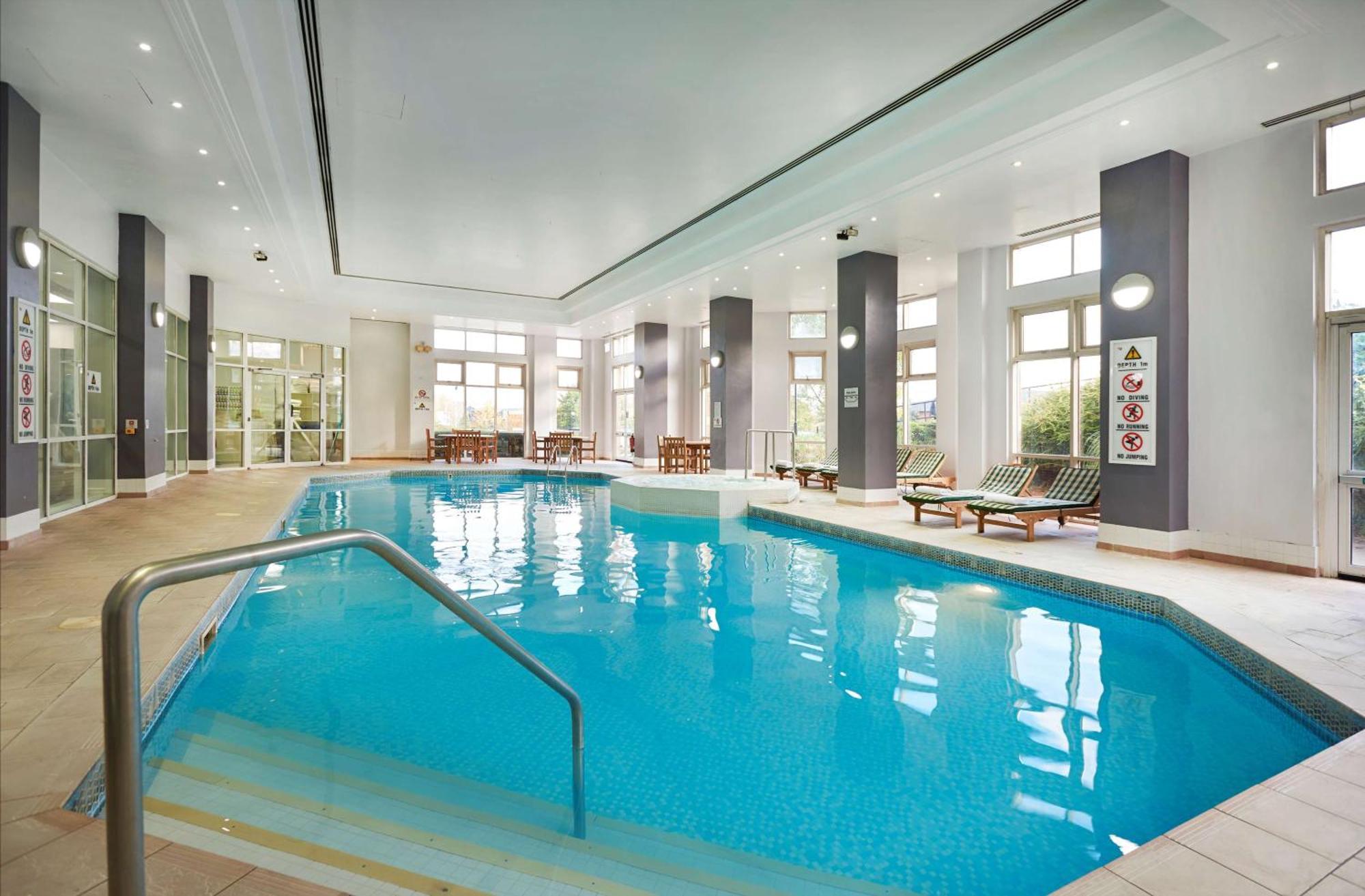 Doubletree By Hilton Dartford Bridge Hotell Exteriör bild